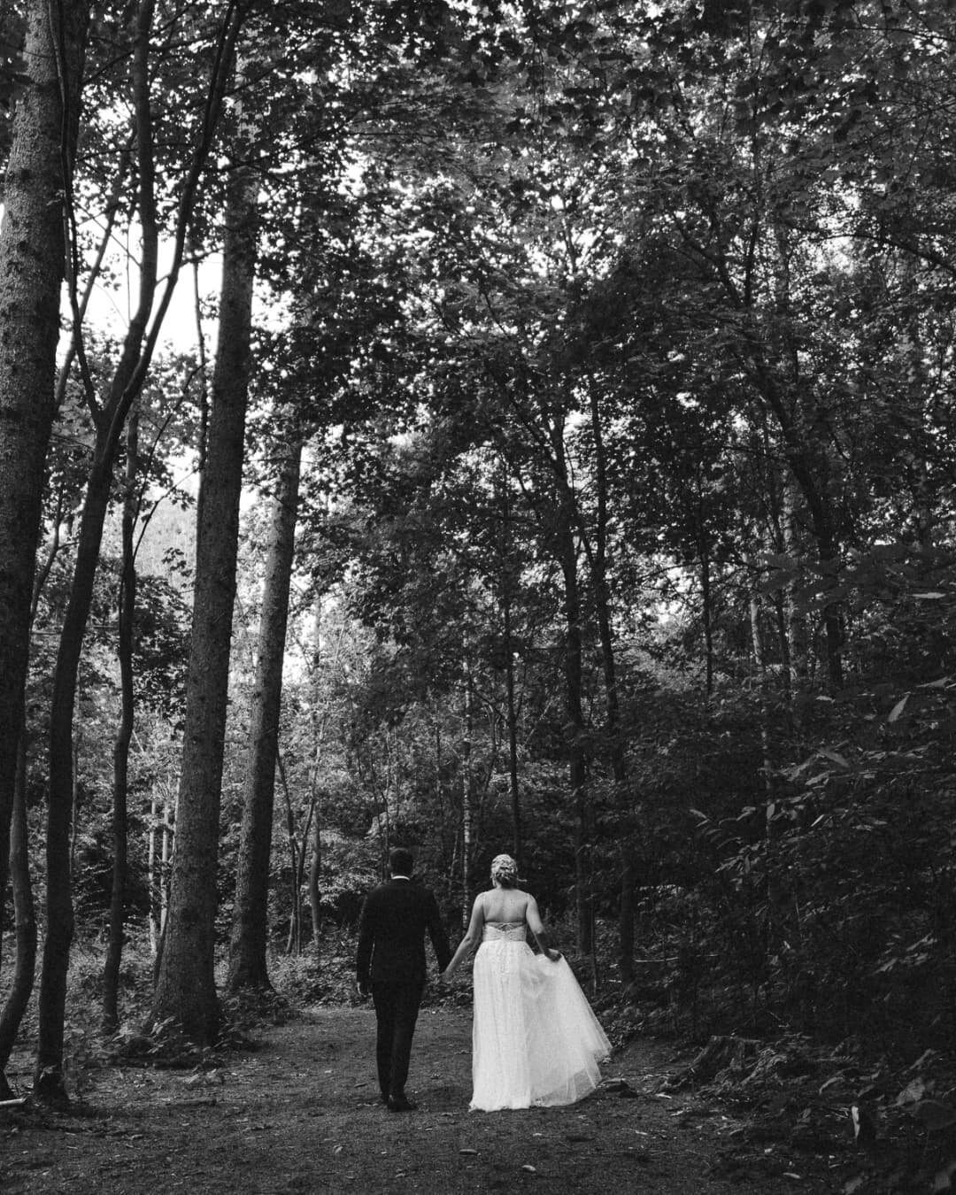 Isabelle &amp; Tim
20.08.2021
#loverssinnersandsaints #weddingday #heirateninnrw #nrwphotographers #liebe #lemgo #zauberwald #blackandwhiteisworththefight #blackandwhitephotography #thisisfromourhearts #summer #summerwedding #weddingseason2021