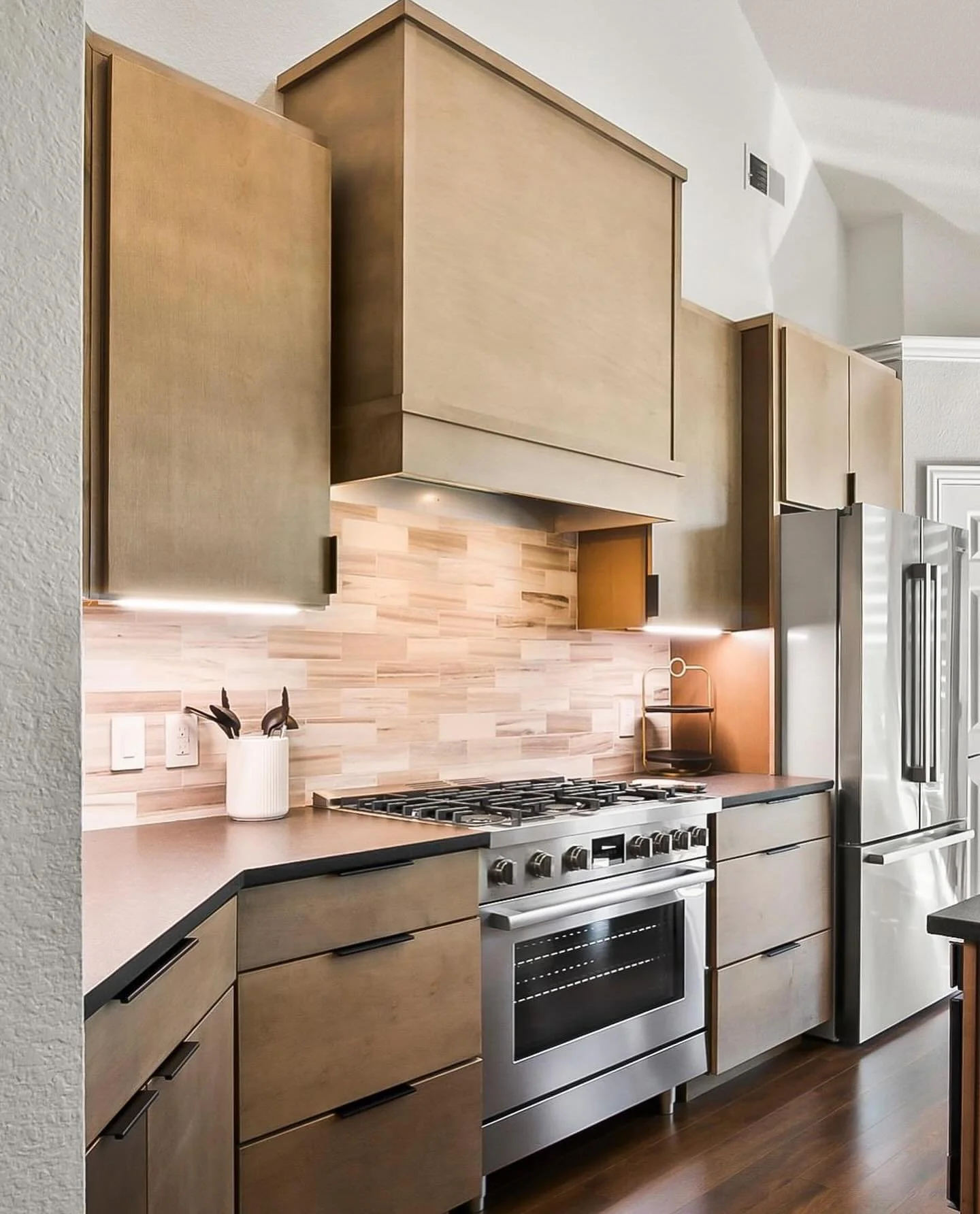We are loving the sleek and modern bachelor kitchen we designed recently!
@danielmartinezphotography 
Reno by Home Front