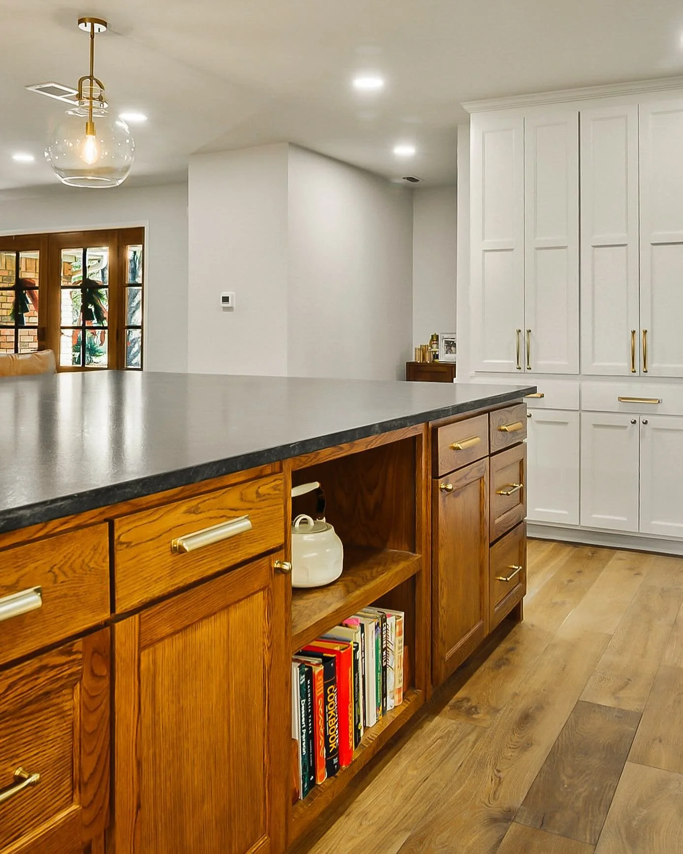 She’s a charmer!
Our latest kitchen design features open shelving for displaying whatever you want. In this client’s home we added touches of nostalgia to an otherwise modern kitchen. Thank you @txdroofing for the collab! Let’s do i