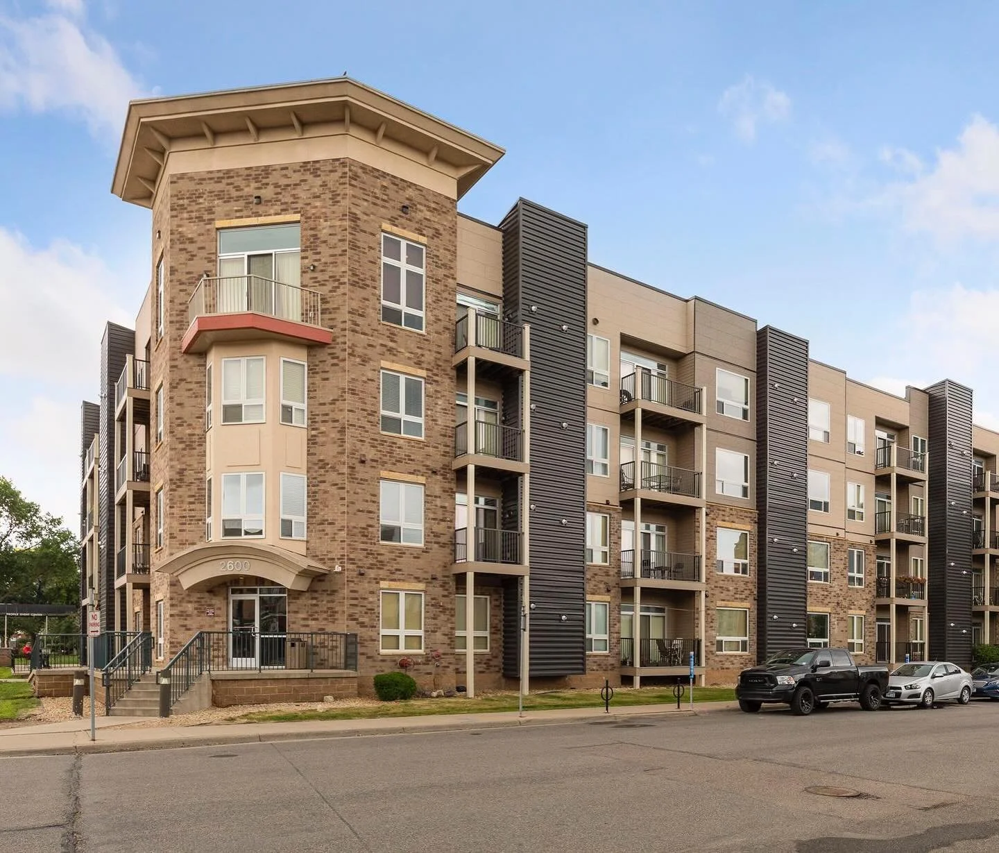 New listing at University Flats in Prospect Park! Affordable home ownership close to UofM campus. This condo is ready to go with updated floors, stainless steel appliances, and in-unit laundry. All for under 200k!

2600 University Avenue SE #105
1 be