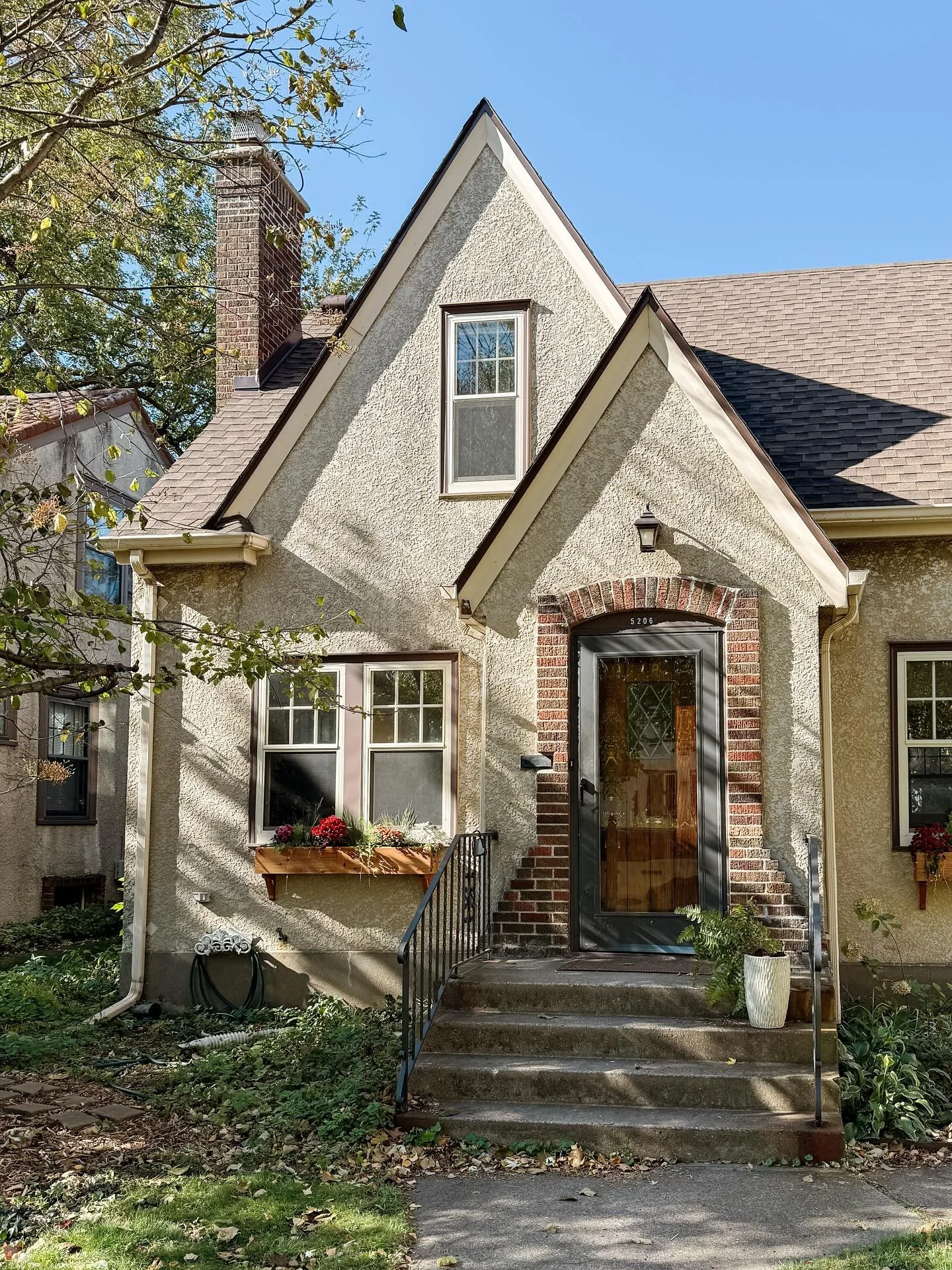 I toured this lovely Tudor a few weeks ago and it instantly sold. No surprise there, Steve takes great care of his listings and this one is no different. Even though it is no longer available it still deserves its spot on the feed. Really wonderful w