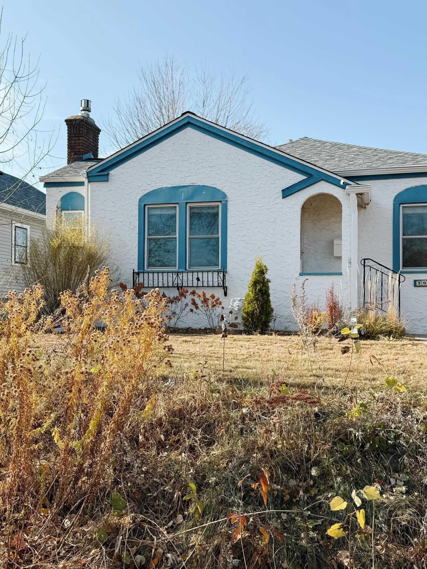 🏡 New Listing 🏡

Meticulously cared-for Standish stucco bungalow. You walk into a sun-filled living space full of original
charm and character. 2 bedrooms and a full bath on the main level. Open kitchen with original maple cabinets. Maintenance-fre
