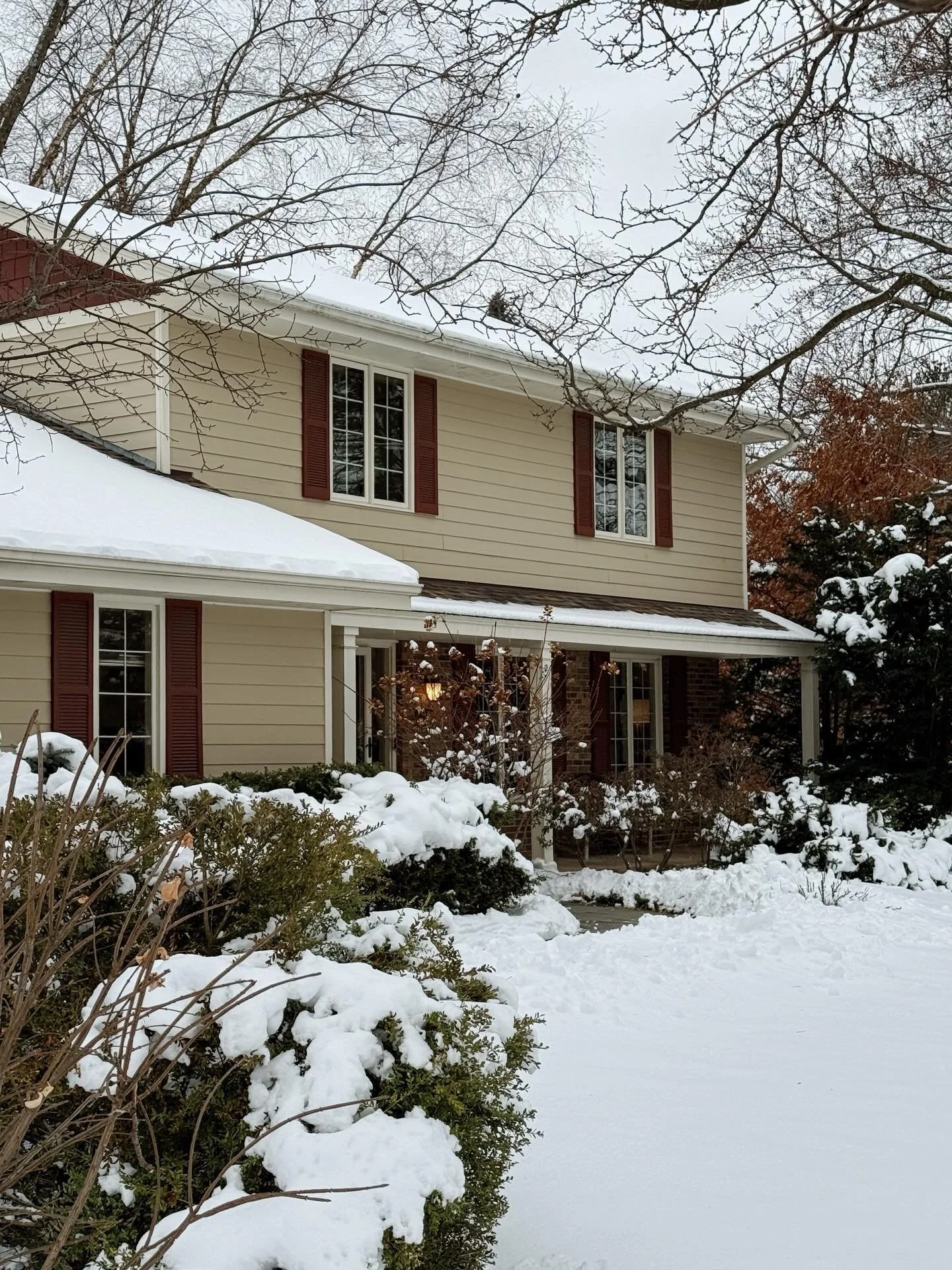 This two-story home in Mendota Heights was built in 1975, which makes it one of the youngest homes I&rsquo;ve posted about on this account. I&rsquo;ve seen this layout in homes built in the 70s-90&rsquo;s pretty regularly. It&rsquo;s always made sens