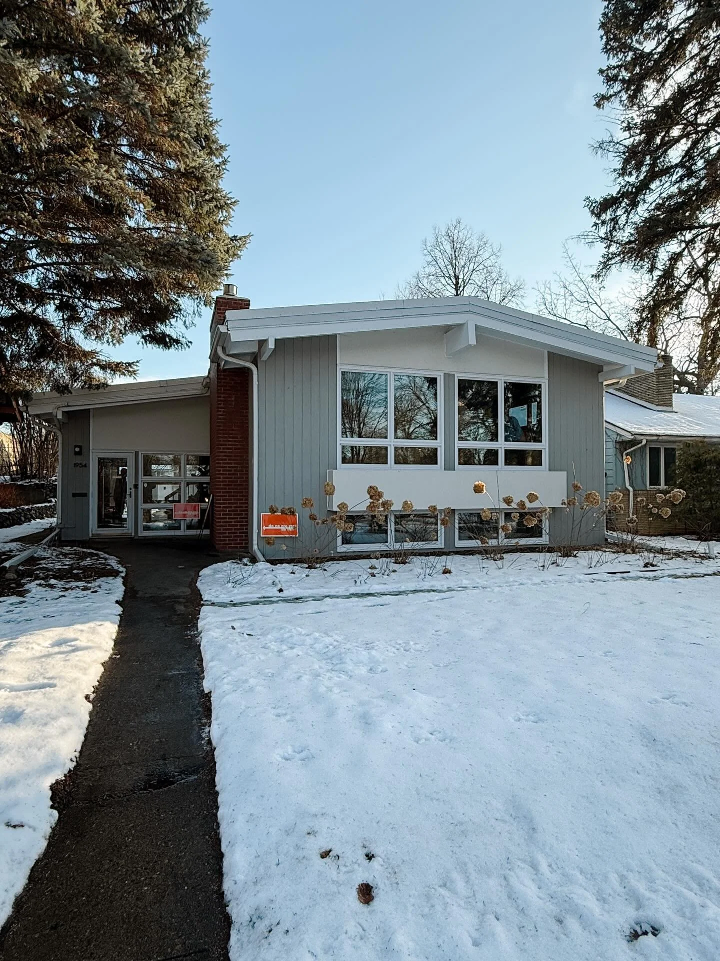 I have another amazing midcentury to share with you. This is 1955 split entry on Summit Ave in the Macalester-Groveland neighborhood of St. Paul. The entry to this home is so unique and one of my favorite features. I love the warmth of the wood panel