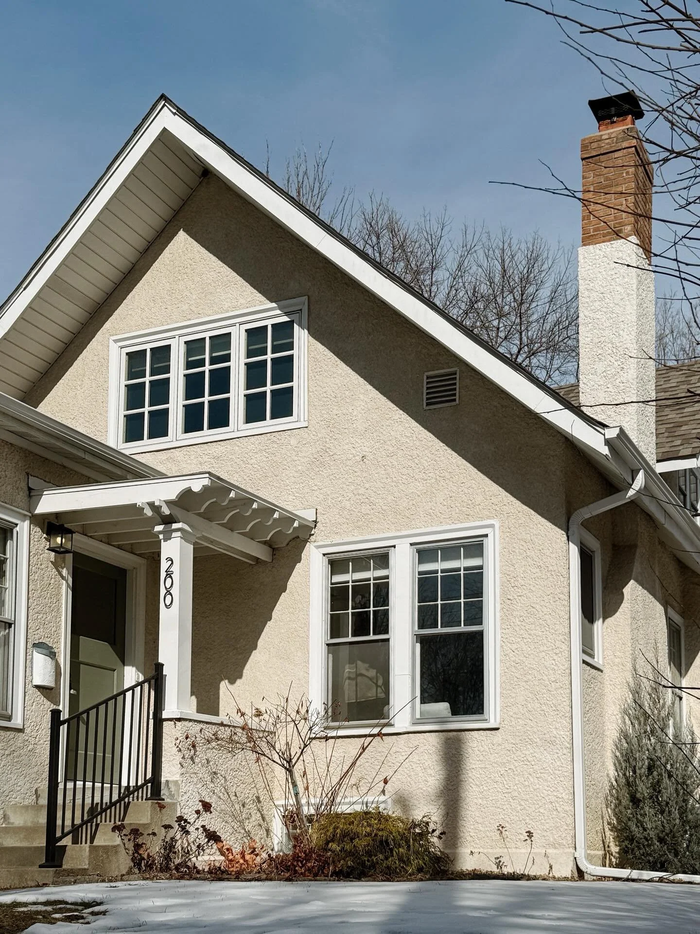Corner lot homes get the best natural light. Here is the latest example. This lovely 1918 story and a half home in Kingfield is one of the sunniest, light-filled homes I&rsquo;ve ever walked through. It also found a way to feel open while still maint