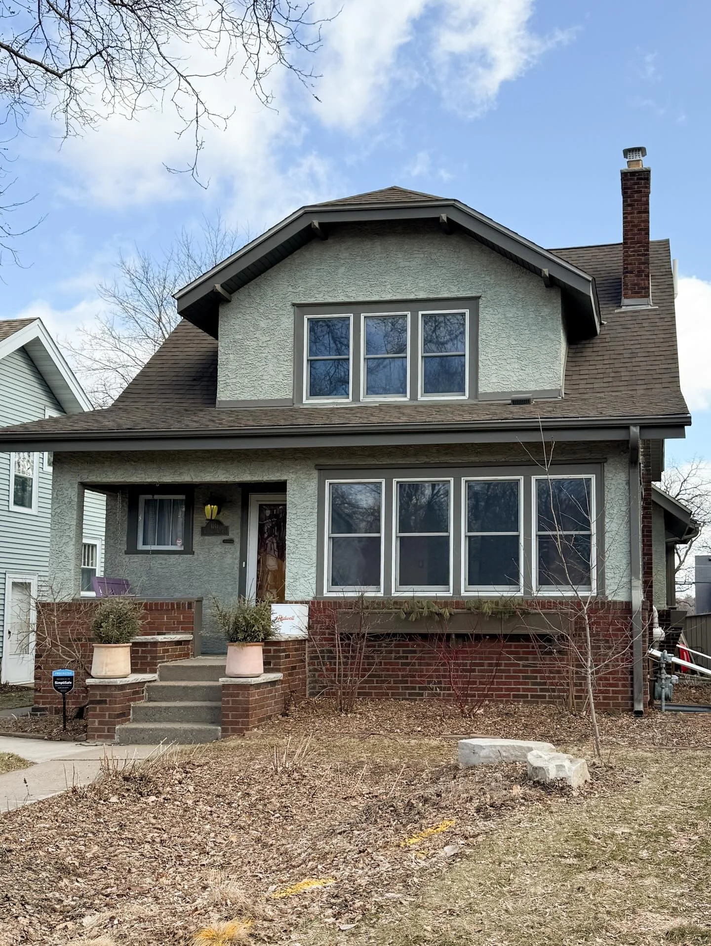 Lovely craftsman bungalow in a charming Payne-Phalen neighborhood just two blocks from Lake Phalen. Love the original details throughout the main level and the renovated kitchen. This home is such a warm and inviting space. 

Interested in finding yo