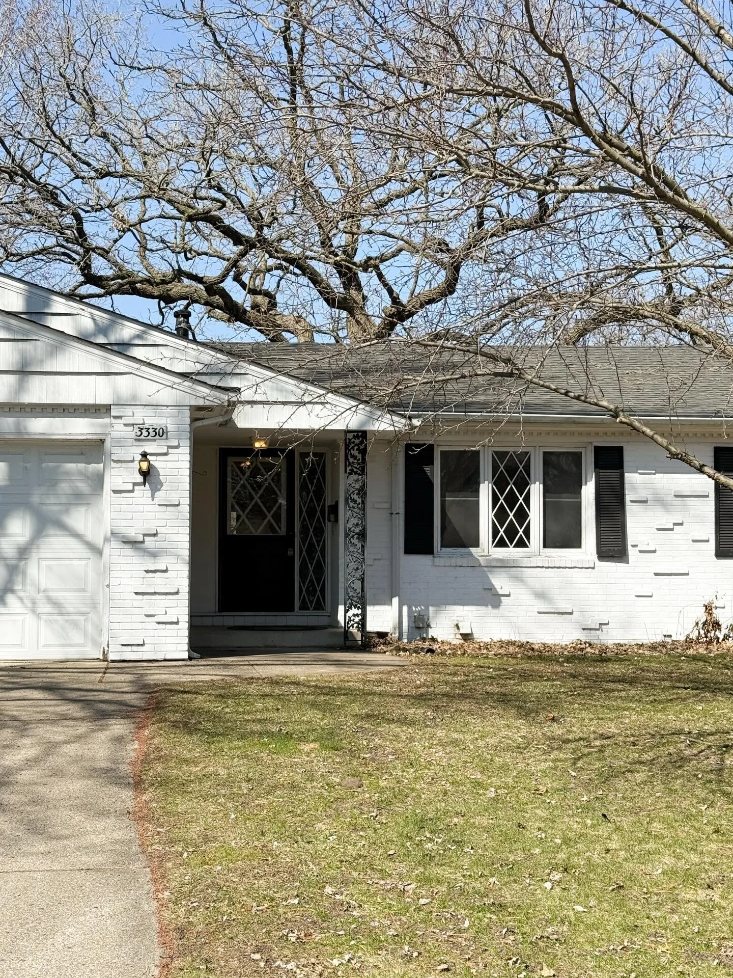 Toured an awesome mid century rambler this weekend. This is one of my favorite style of homes and it what we purchased for ourselves in 2024. I loved the wraparound fireplace, the large windows that overlook Minnehaha creek and the entertaining basem