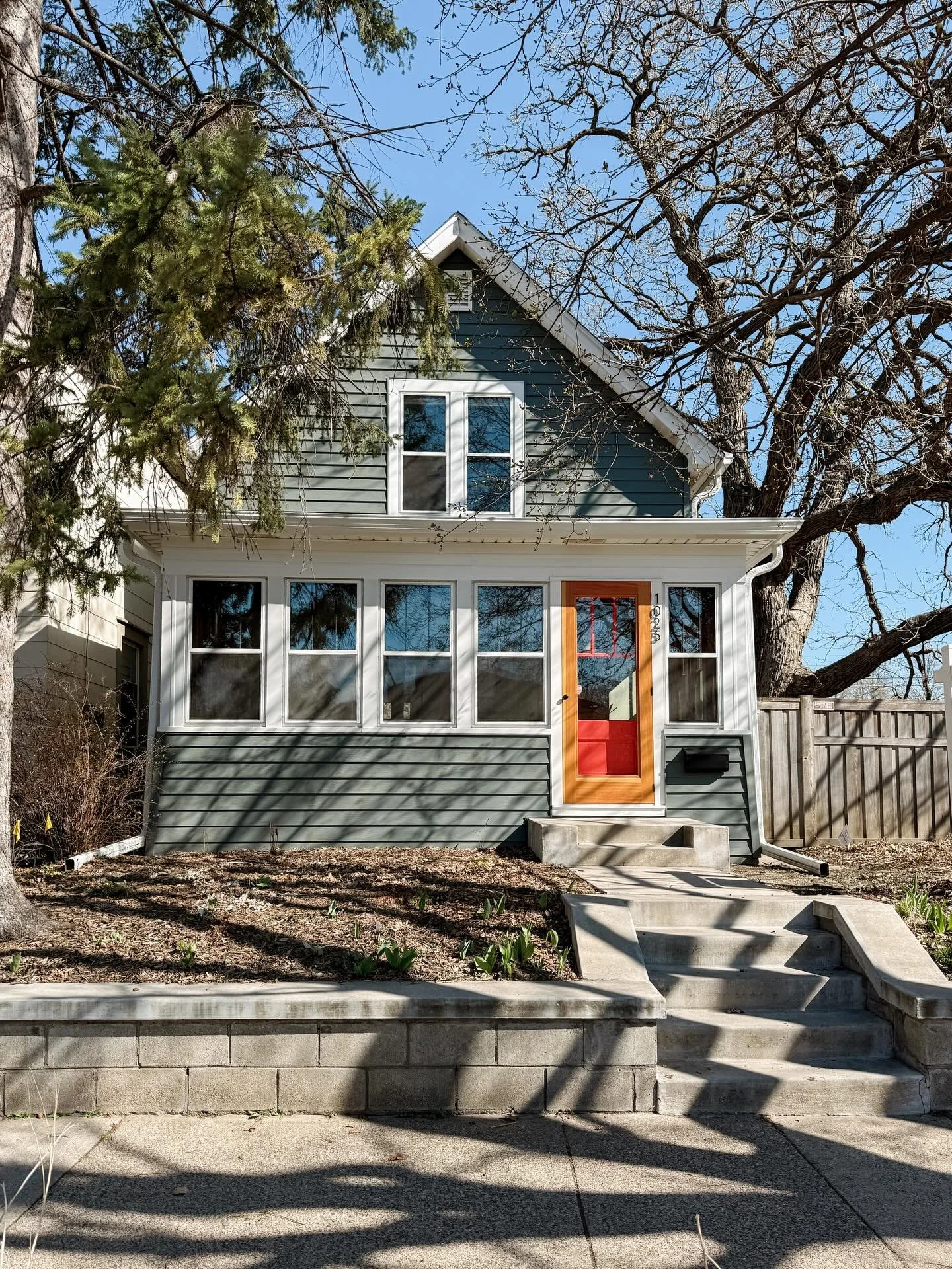 I had buyers land this beautiful 1909 home in Como this weekend. So sunny and charming. 

Interested in finding your own home to love? Fill out my &lsquo;buy with me&rsquo; contact form in my profile, and we&rsquo;ll get started 🏡

Listed by @vazhar