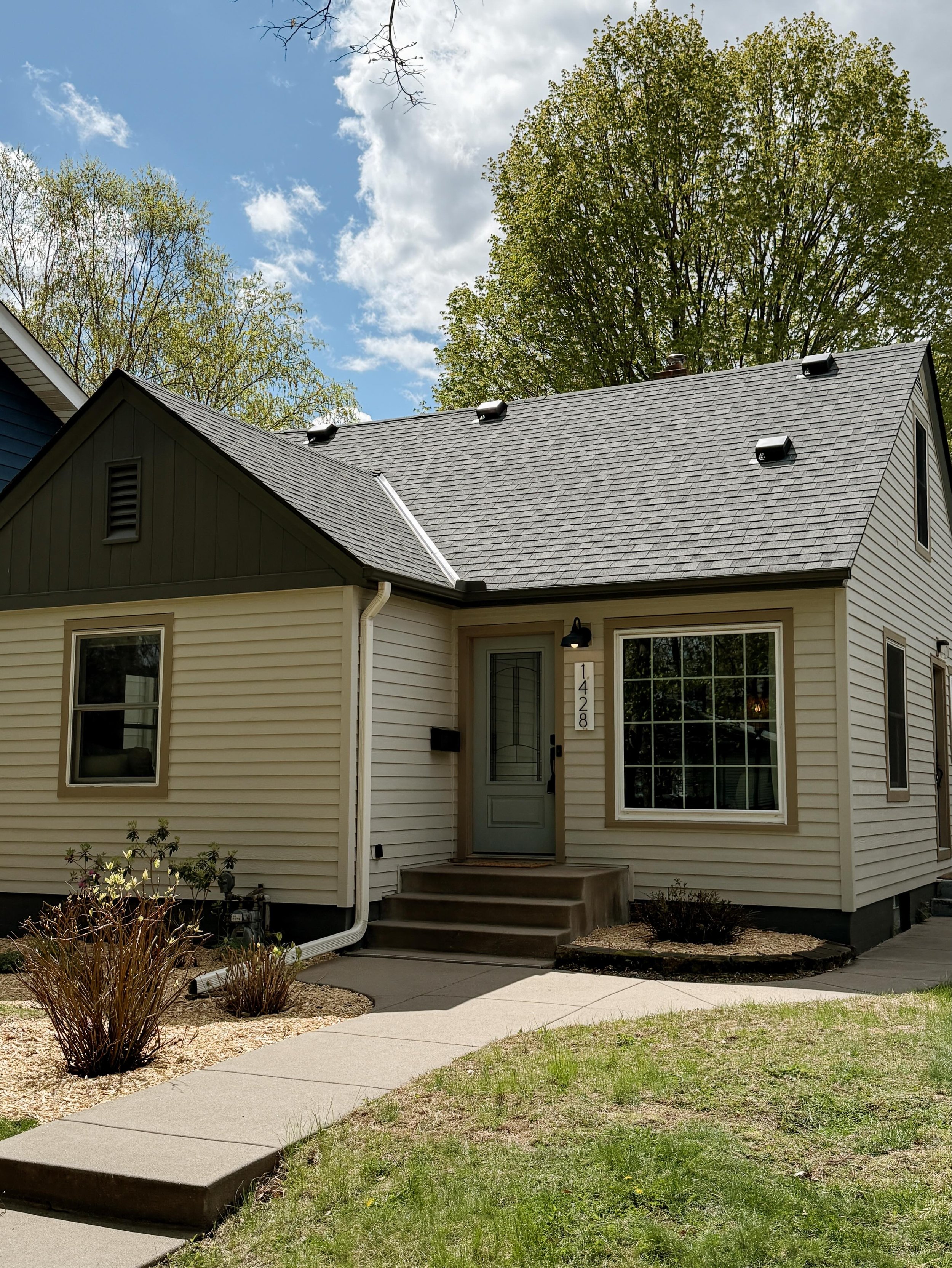 🏡 COMING SOON 🏡

Located in the heart of Mac-Groveland, this charming story-and-a-half is the one you&rsquo;ve been waiting for. Filled with natural light and timeless character, this lovingly maintained home offers the perfect blend of charm and p