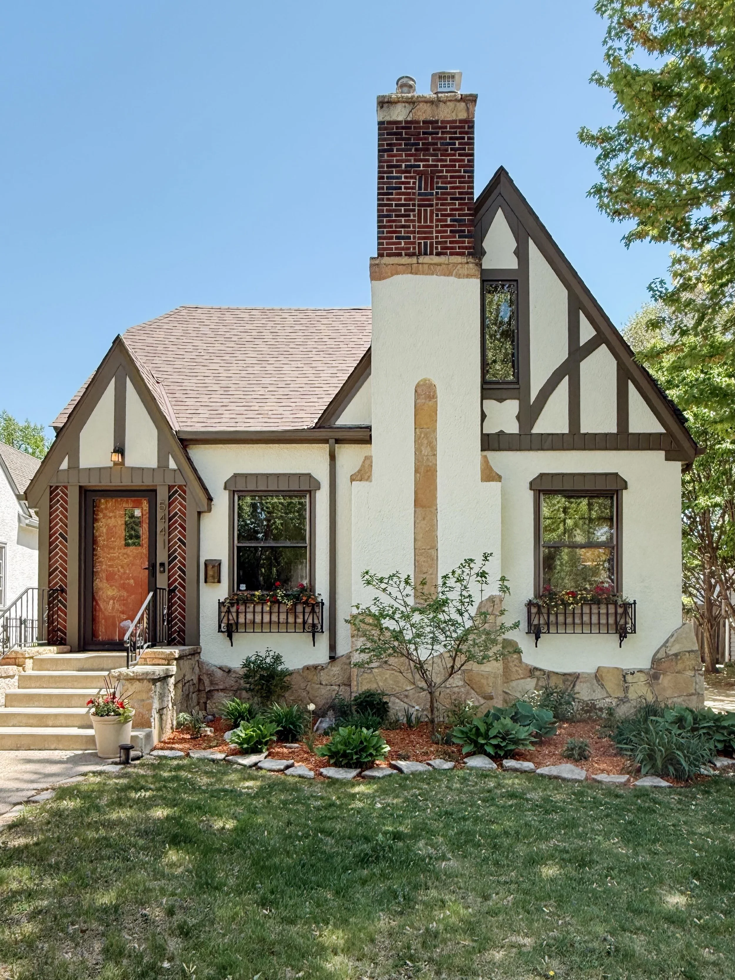 Loved this 1933 Tudor in the Kenny neighborhood of Minneapolis. Pretty traditional Tudor layout but I appreciated the original character that was well preserved and they finished the second level into an incredible primary suite. 

Interested in find