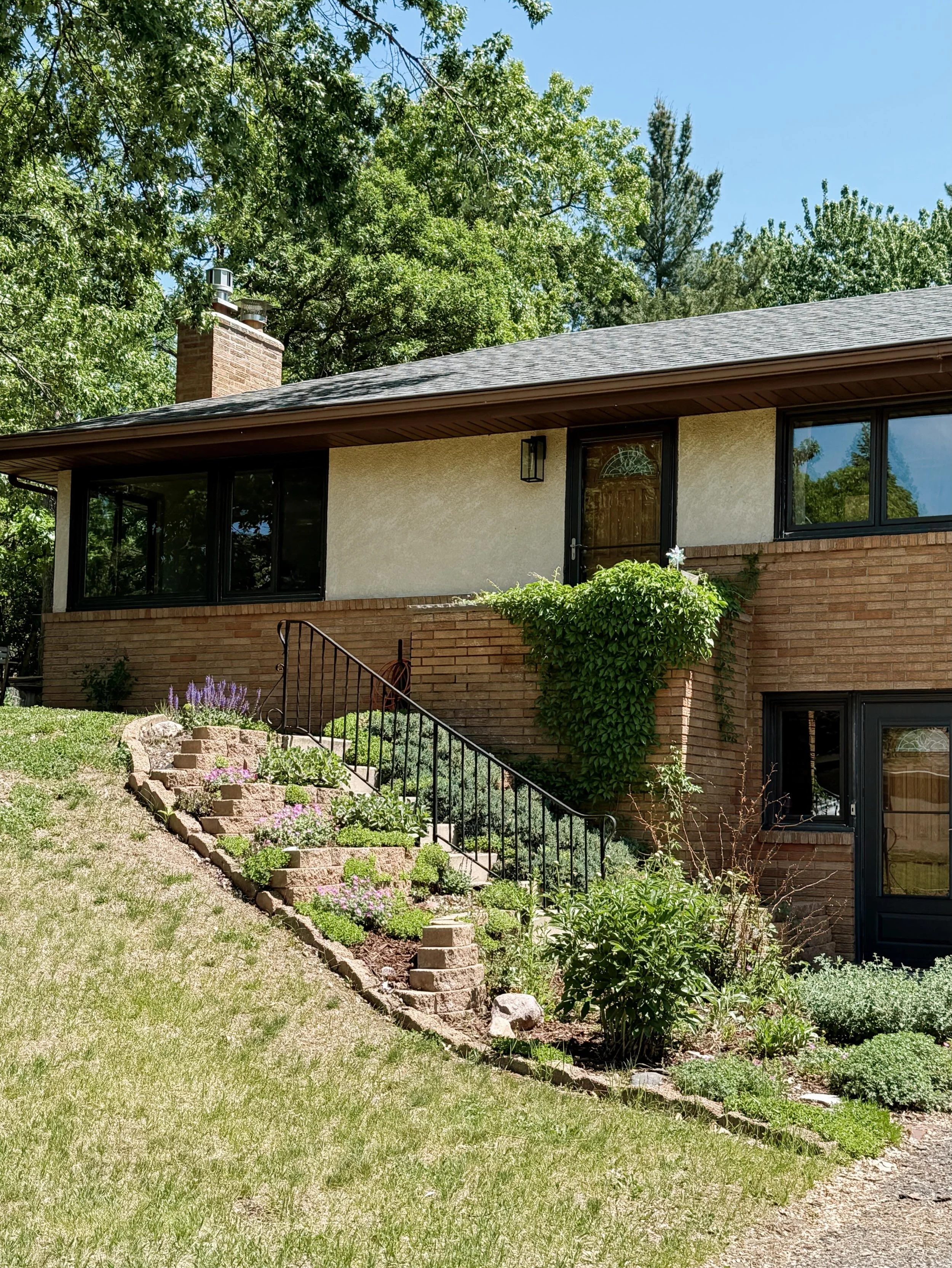 🏡 COMING SOON 🏡

Lovely single-level mid-century brick and stucco home tucked on a cul-de-sac with a large, usable lot.
Natural light fills the home throughout the day. The 2022 kitchen renovation was thoughtfully designed to complement the home&rs