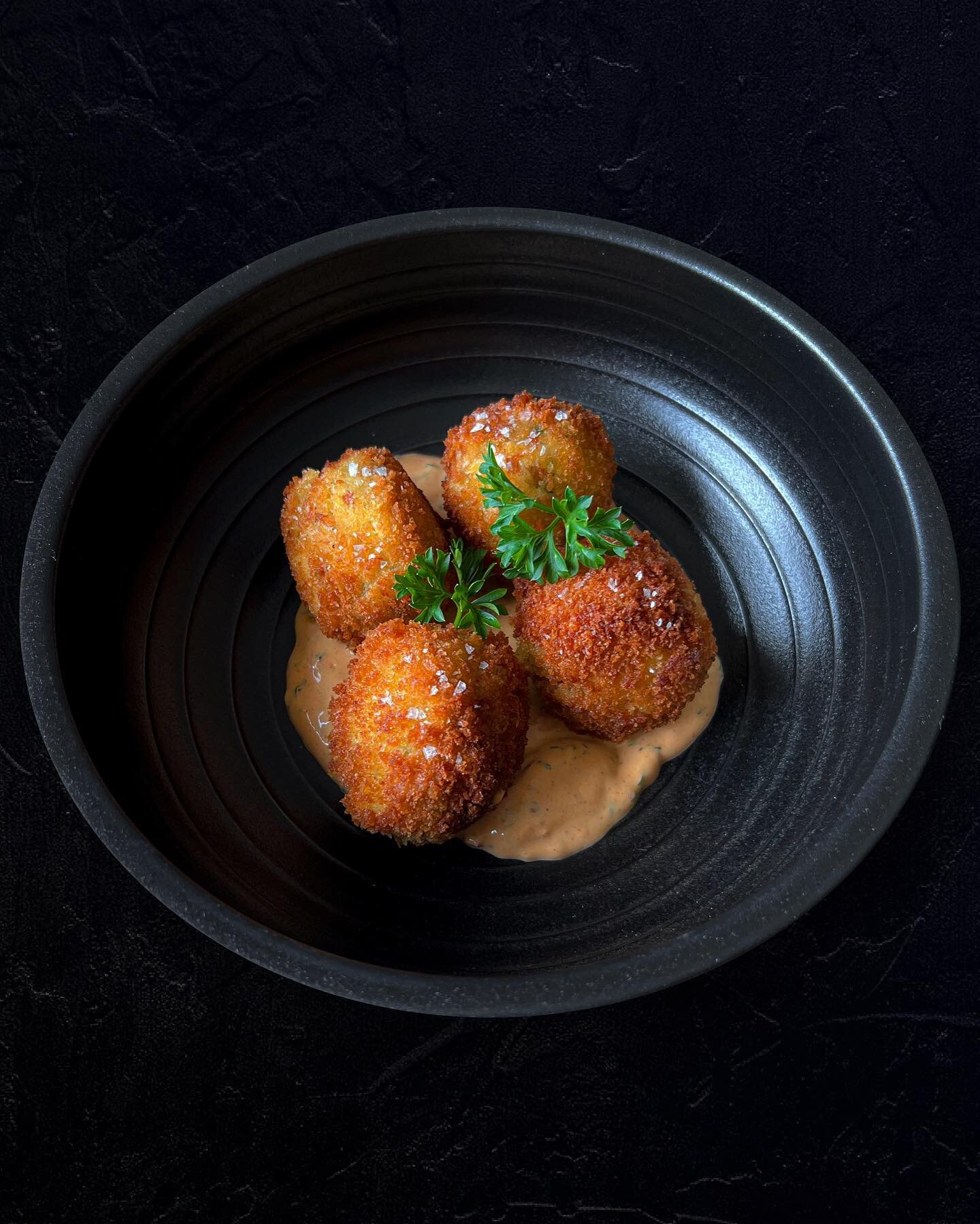 lion&rsquo;s mane &ldquo;crab&rdquo; croquettes with a cajun remoulade 😚 

i&rsquo;ve always wanted to try lion&rsquo;s mane mushrooms and was lucky enough to find some at @farwestfungi recently!! i shredded the mushrooms (the texture is incredibly 