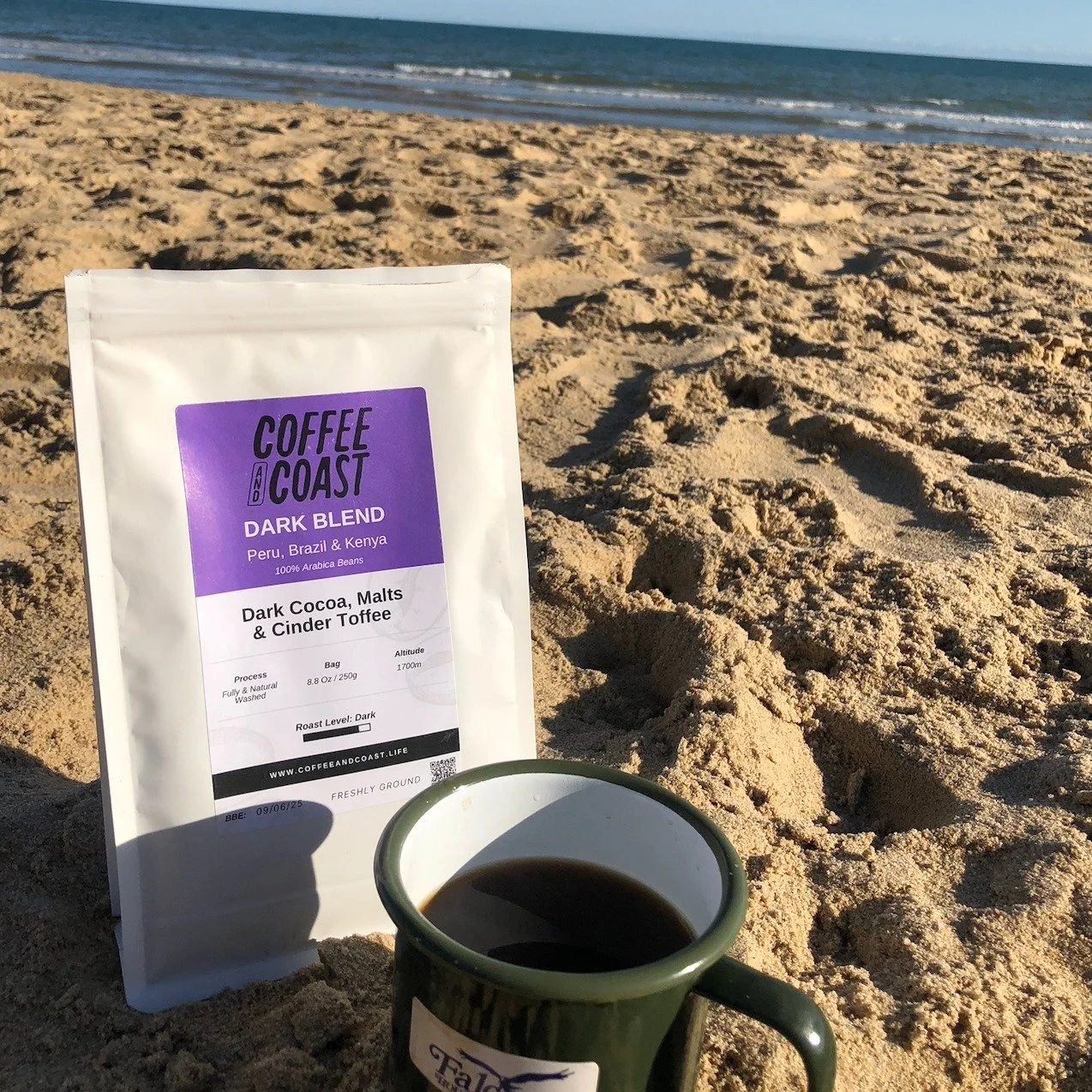 ☀️ A real Coffee And Coast moment.
A day at the beach, the kind that feels like a deep breath for the soul. No rush, no plans — just family, fresh air, and the sound of waves rolling in. Sitting on the sand, coffee in hand, sharing cake and st