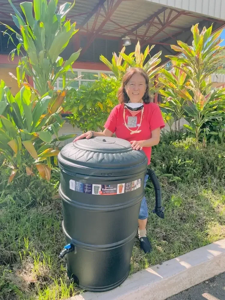 Raffle winner of a free 50-gallon rain barrel at the Smart Yards 2023 Workshop hosted by Mālama Maunalua and 3Rwater