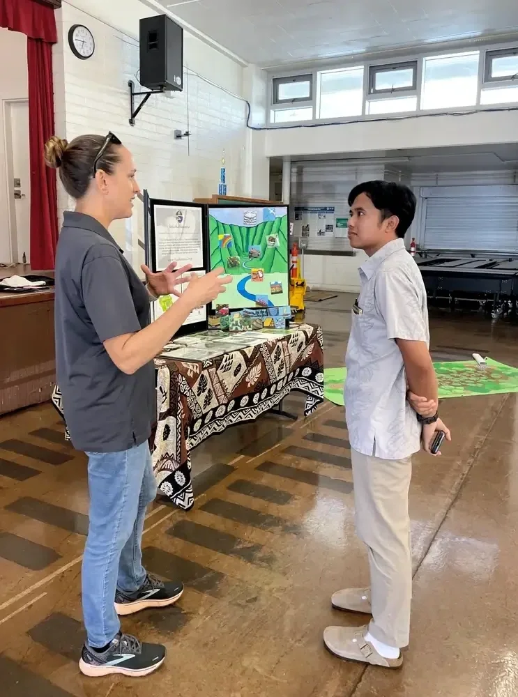 A community member learns about watersheds from Hui o Koʻolaupoko at the Smart Yards 2023 Workshop hosted by Mālama Maunalua and 3Rwater