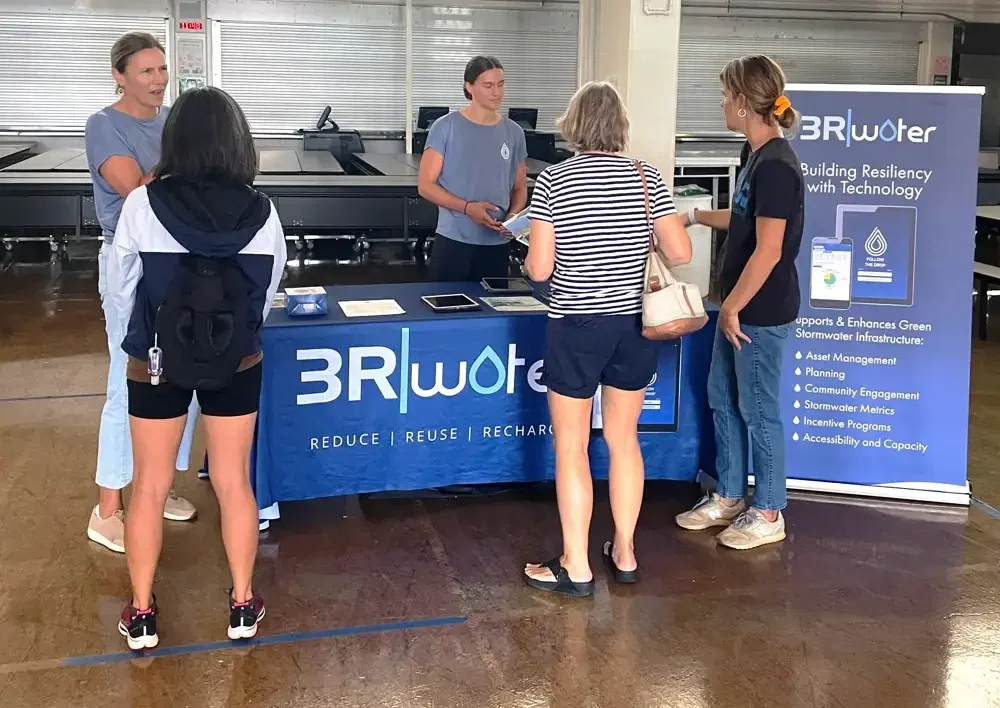 Community members learn about the Follow the Drop app at the Smart Yards 2023 Workshop hosted by Mālama Maunalua and 3Rwater
