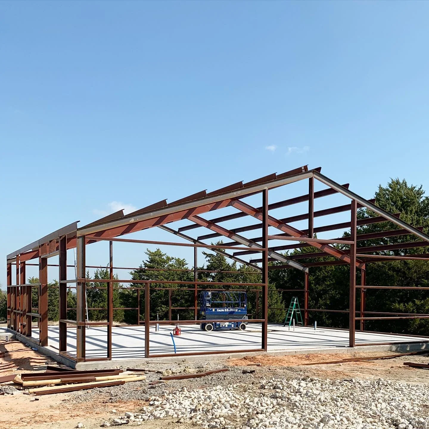 Steel work going in on the barndo!! #shermantexas #customhomes #barndominium #steelbeams