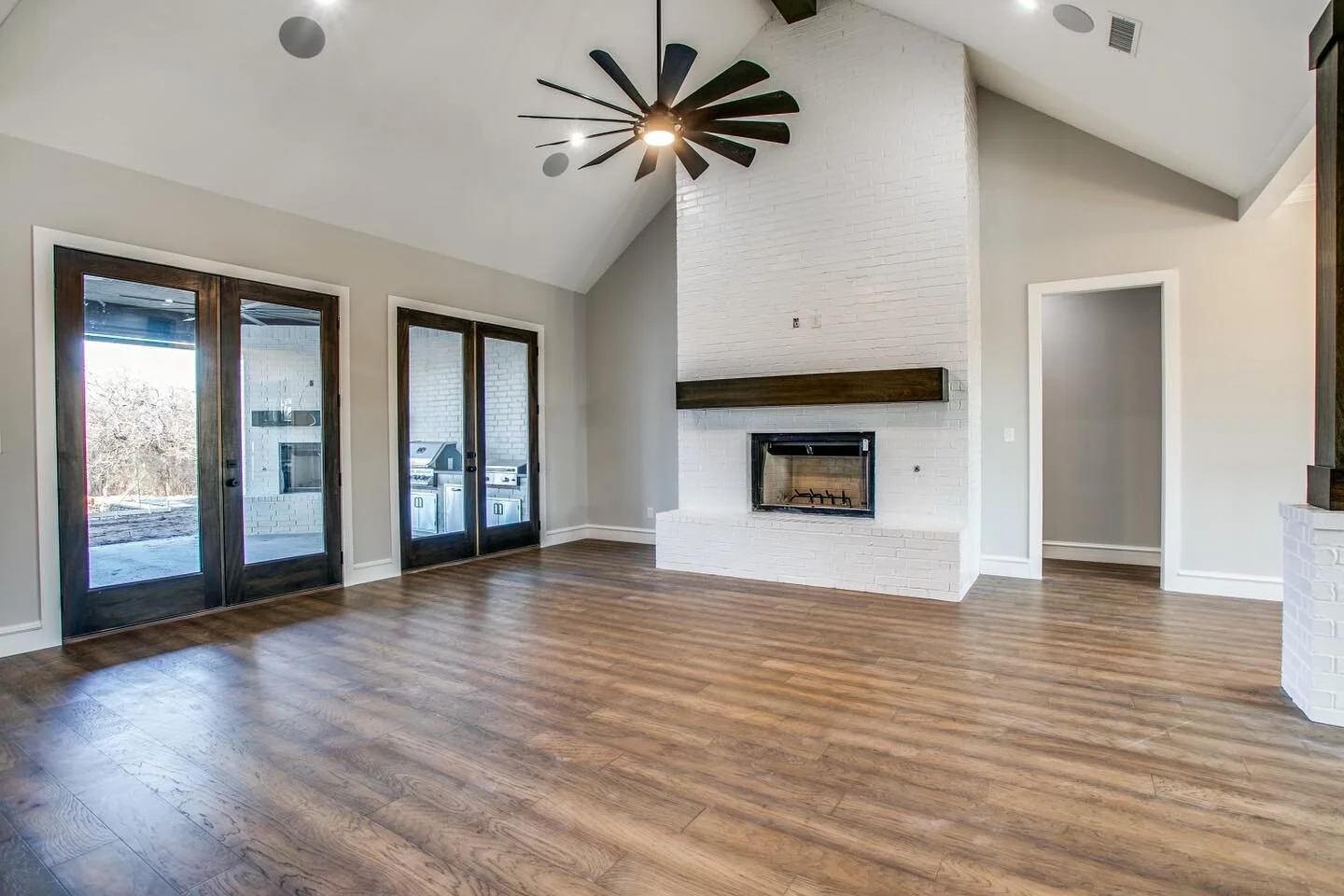 We absolutely love the large back doors. Perfect for spring weather☀️ #largebackdoors 
#livingroom #openfloorplan #ruggedoaksconstruction #customhomestexas
