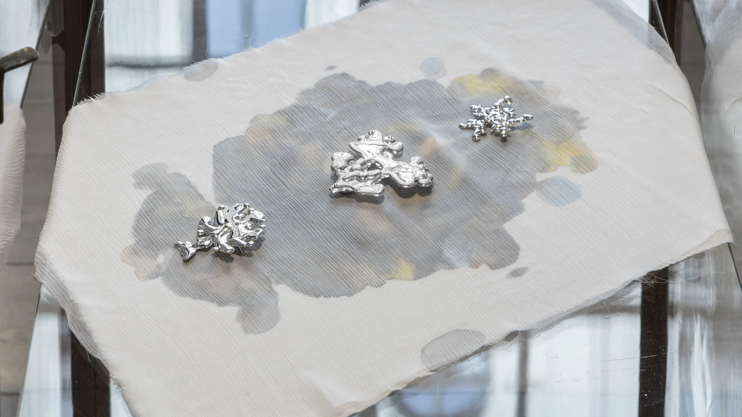 Afstand til mønster 
/ 2025 / Brooches / NUM silver 925‰