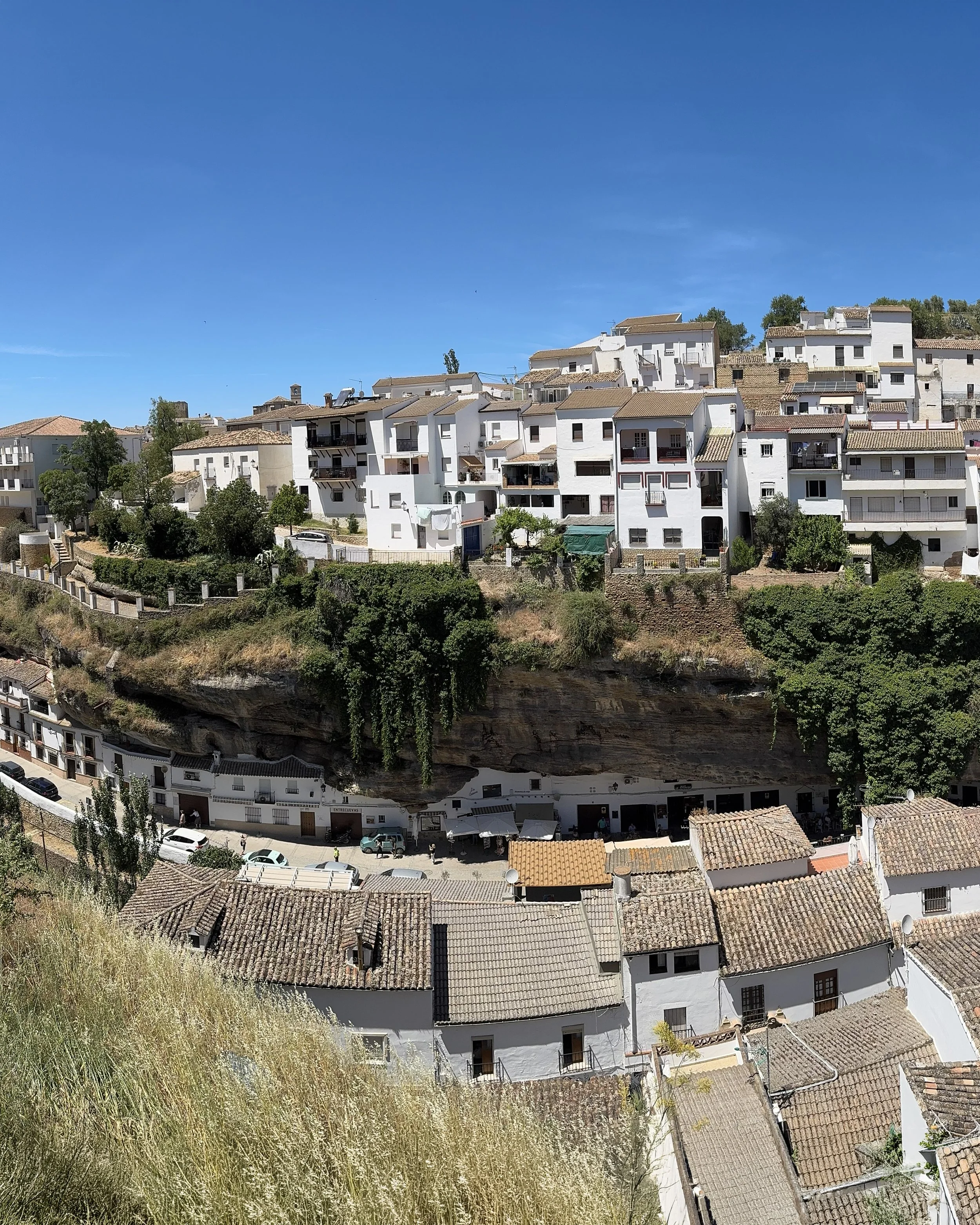 Serenil de las Bodegas, under the rock
