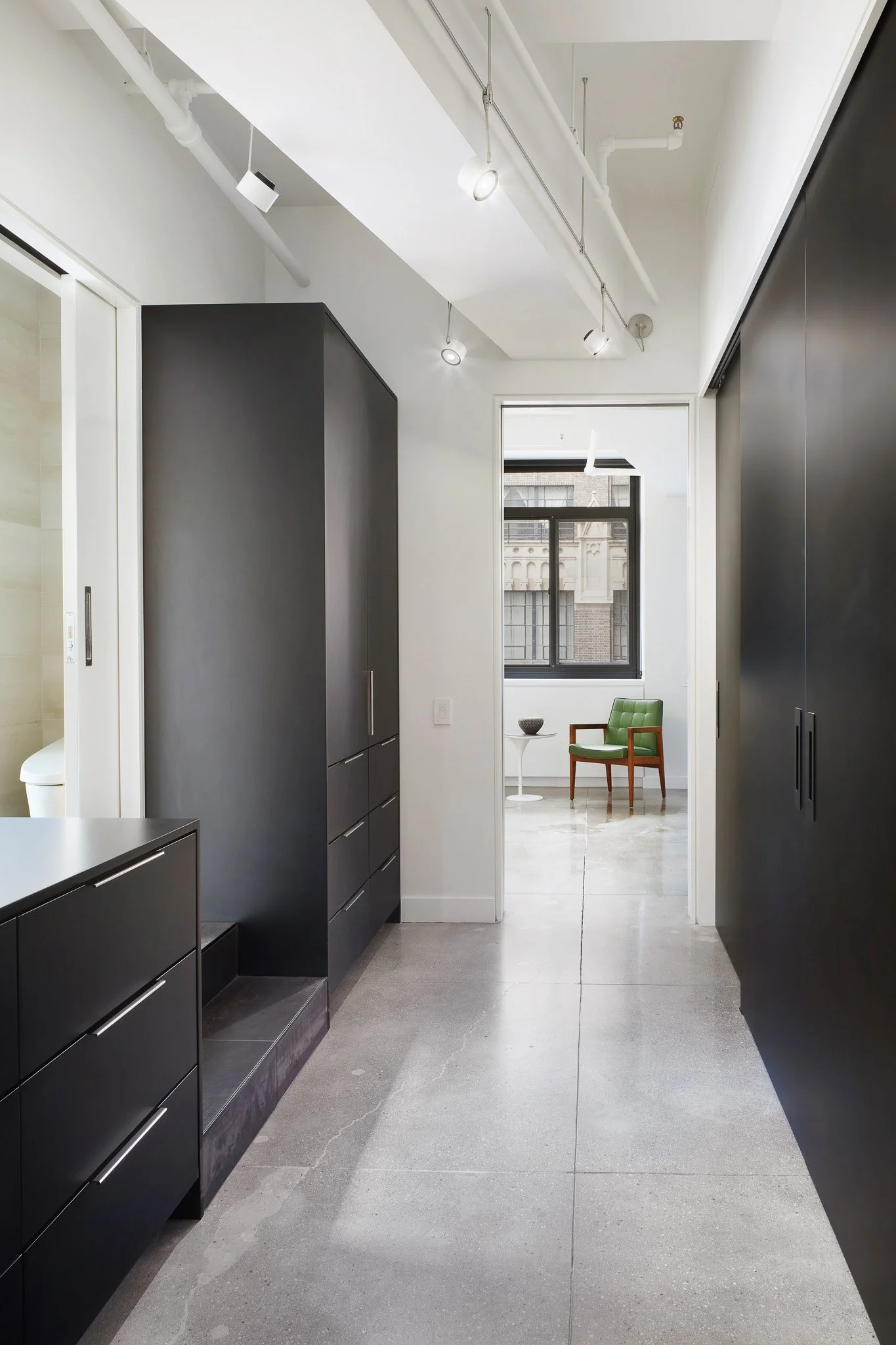 07_MIKIKO KIKUYAMA_W36th Loft_Hallway_BROMLEY CALDARI ARCHITECTS.jpg
