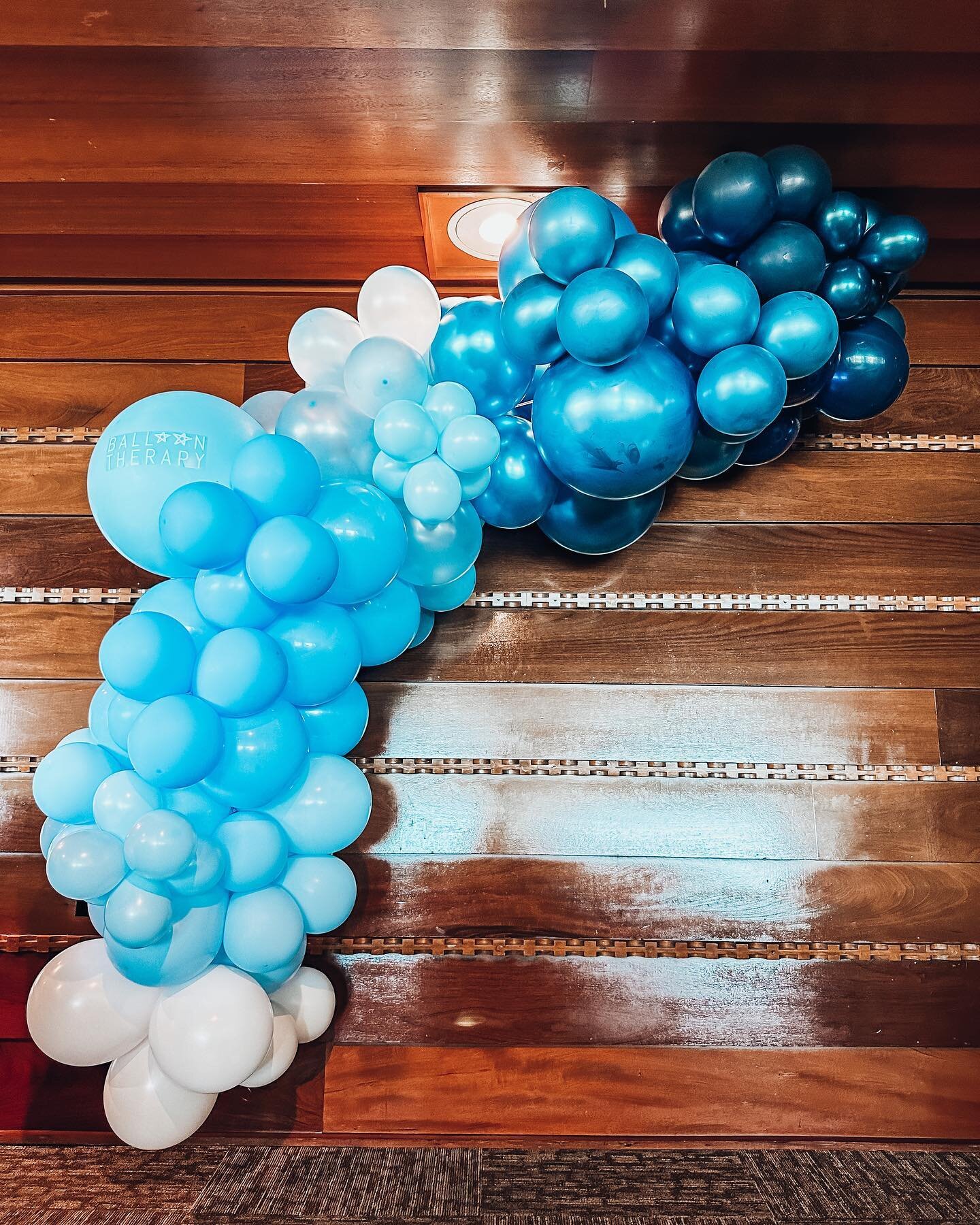 Sunday blues💙

The beauty of a simple garland for a beautiful celebration🎈
&bull;
&bull;
&bull;
#balloontherapyokc #balloons #garland #balloongarland #baptism #blues #shadesofblue