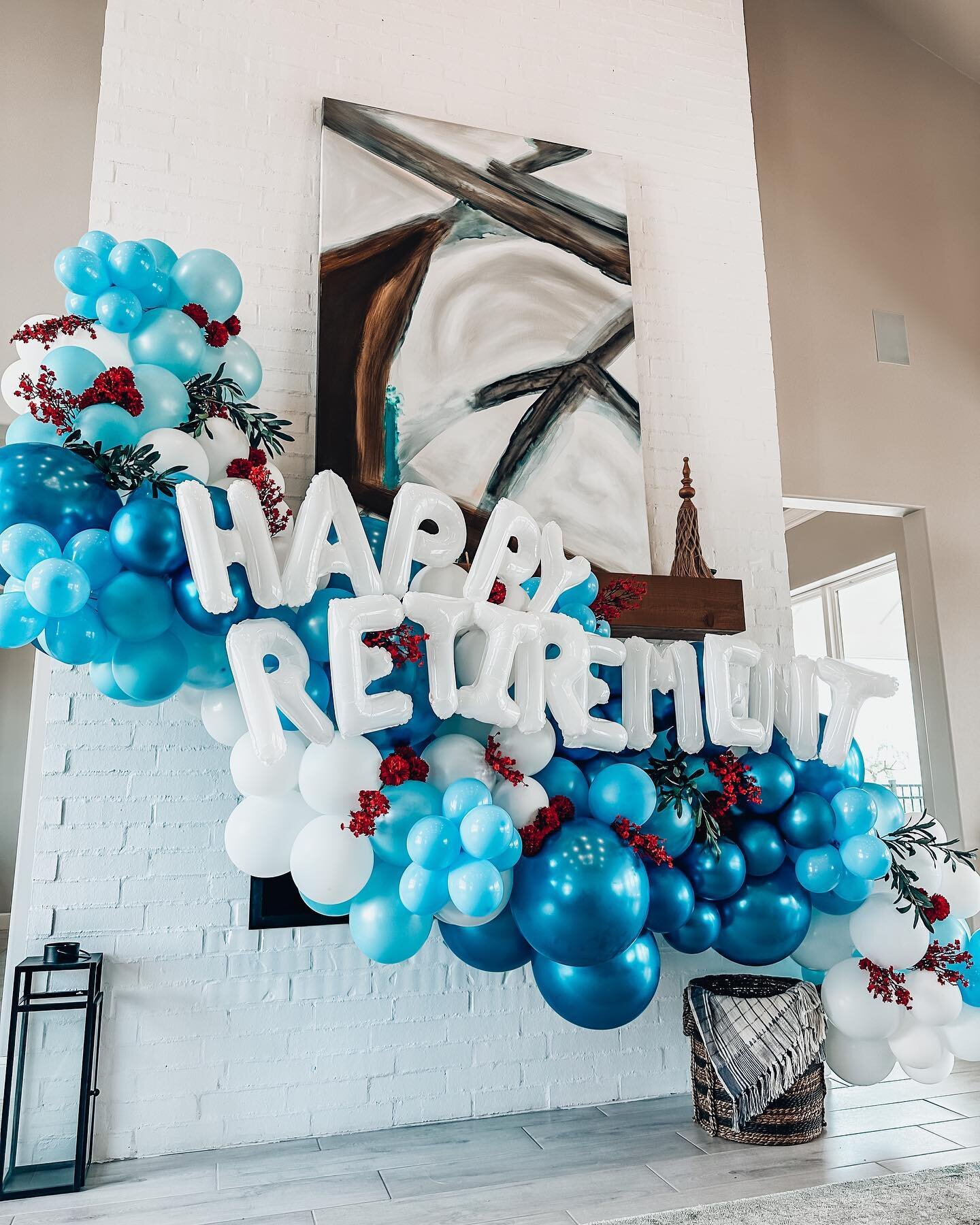 Happy Retirement ❤️💙🤍
&bull;
&bull;
&bull;
#balloontherapyokc #balloons #happyretirement #retirement #teacher #retirementparty