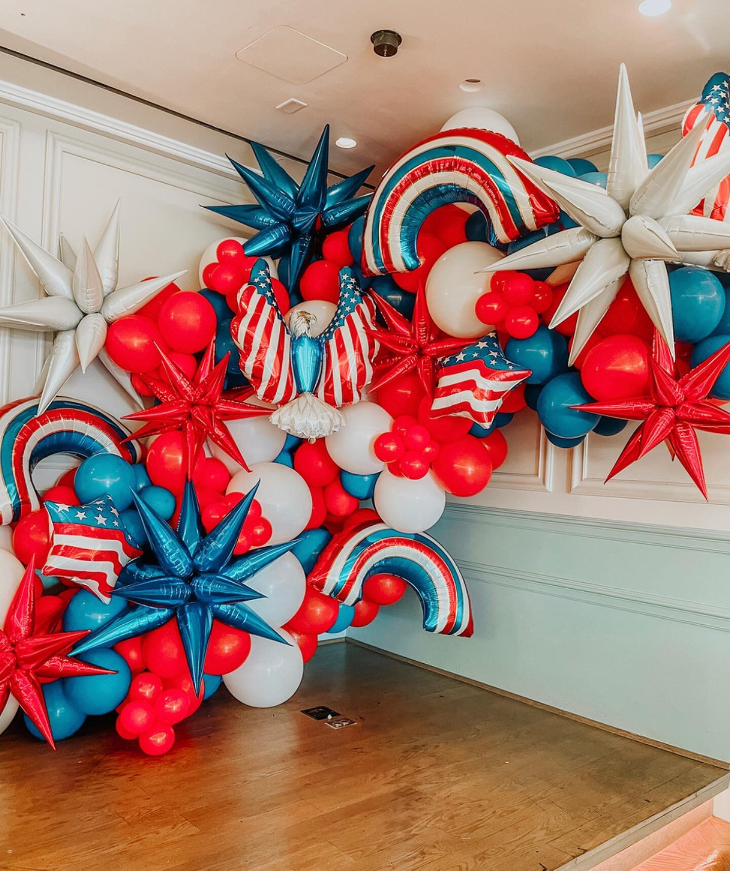 Gettin&rsquo; in that Memorial weekend mindset😎🇺🇸
&bull;
&bull;
&bull;
#balloontherapy #okc #okcparty #america #memorialday #memorial #memorialweekend #partyballoons #patriotic #redwhiteandblue #america #partytime #partymode #weekendmindset #holid