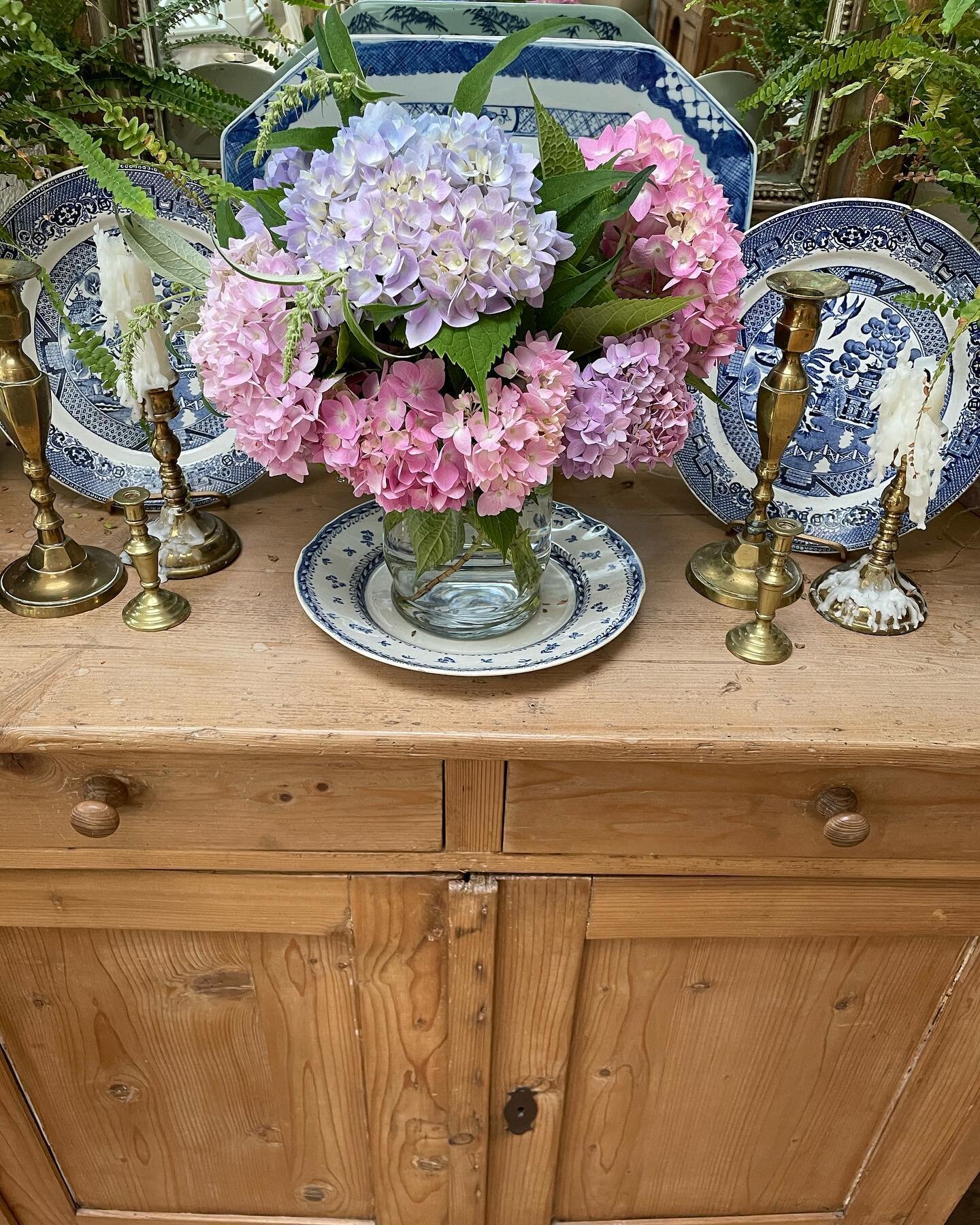Gift 

What a gift flowers are.
What a gift to watch them grow in your yard. 
What a gift to bring them inside and add life to a space.

Happy Monday to You 🤍
.
.
.
.
#figdesigncompany 
#flowers 
#flowerarrangement 
#hydrangea 
#hydrangeas 
#antique