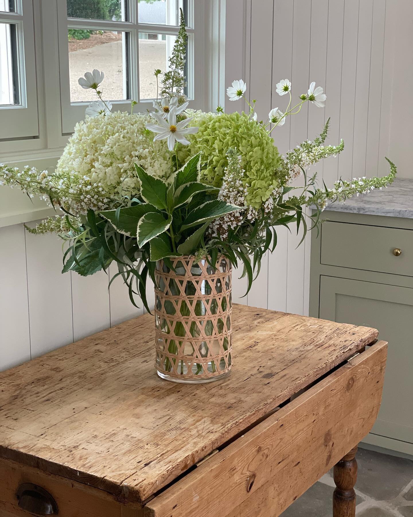 In the Kitchen 

Gathered some flowers to bring a little happy to the kitchen.

Happy Monday to You 🤍
.
.
.
.
#figdesigncompany 
#ourboxwoodcottage 
#kitchendesign 
#kitchen
#kitchens 
#kitcheninspo 
#kitchendesign 
#kitchenstyle 
#cottagekitchen
#e