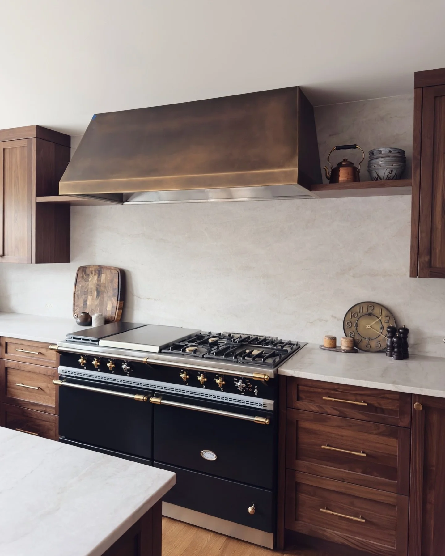 It&rsquo;s starting to feel more like home at our Bonavista renovation project. 

What started out as a some touch ups and minor updates, evolved into an overhaul of the entire kitchen. 

In this photo, here are the changes we made:

&bull; new range