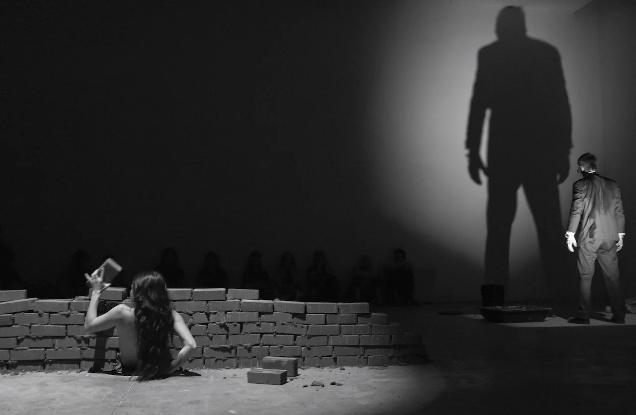 Un muro que parte el cuerpo en dos (A wall that breaks the body in two)