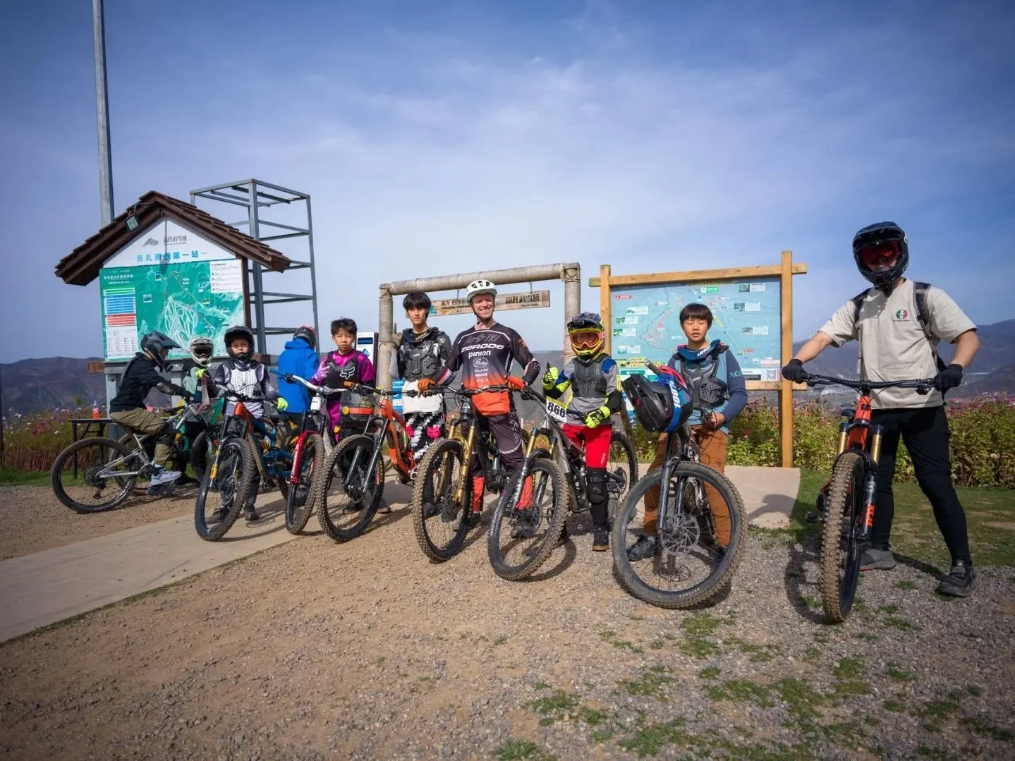 Exciting announcement #2
Fluid Lines is going international!!
Yep you read that right, I'm thrilled to say that we're currently China for a week of coaching in Fulong bike park! 
The start of October is China's last big public holiday of the seaso