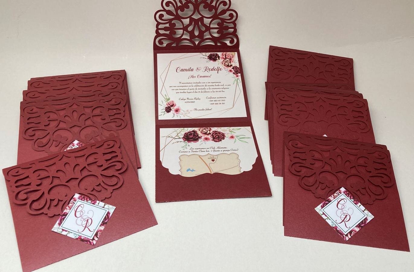 Invitaci&oacute;n Laura, hermoso trabajo en corte calado, papel perlado e impresi&oacute;n l&aacute;ser 🤩 un resultado de lujo!! #invitaciones #invitacionesdeboda #partesdematrimonio #chile