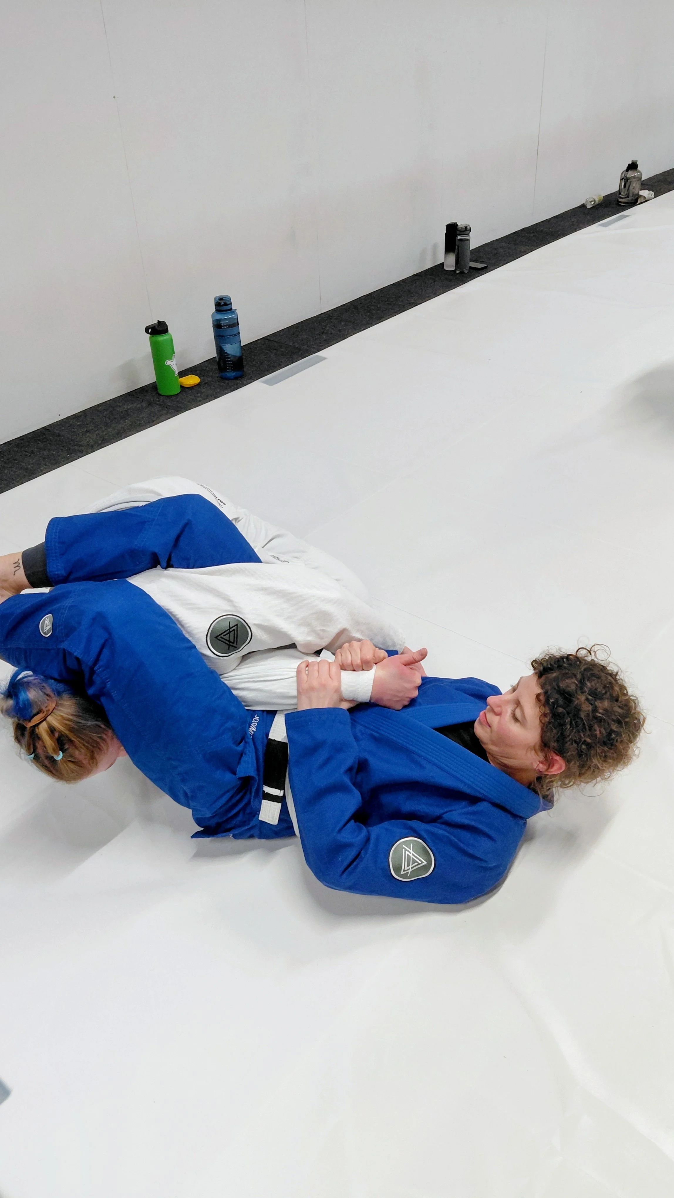 Warum Jiu-Jitsu perfekt für Frauen ist – und warum es sich am Anfang oft nicht so anfühlt