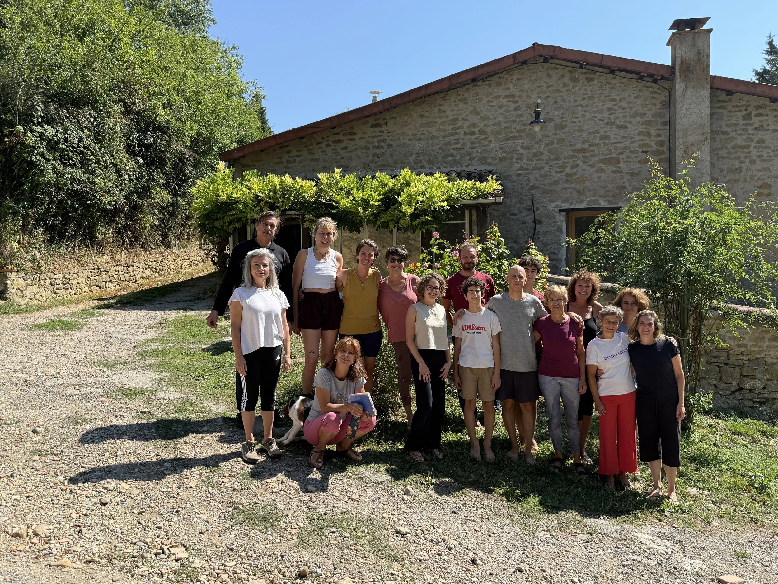 Stage et retraite de yoga avec Bernadette de Gasquet au Domaine de Maynard, un lieu de retraite écologique situé dans l’Aude, en Occitanie. Yoga, mouvement, respiration et connaissance du corps dans un environnement naturel exceptionnel, entre Limoux