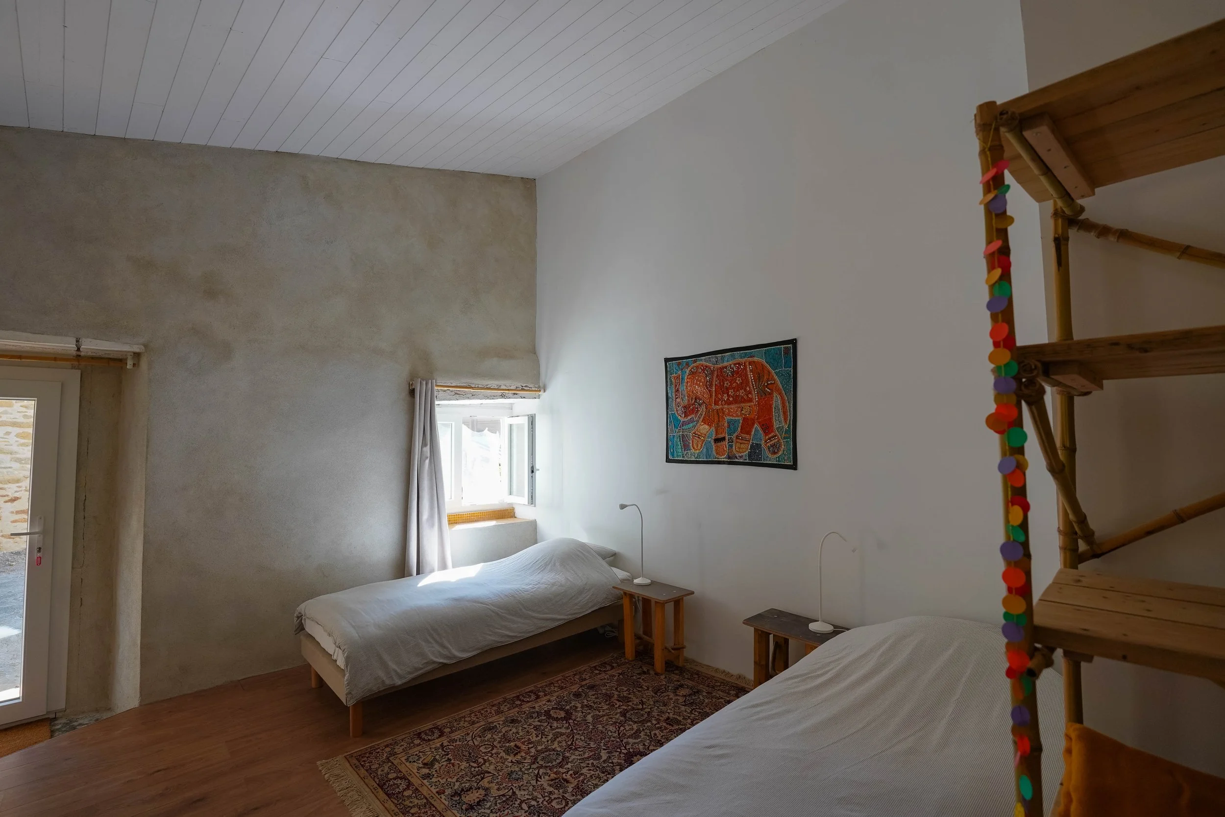 Gîte pour retraite et stage près de Toulouse — Hébergement de groupe en pleine nature dans l’Aude, adapté aux retraites de yoga, formations et stages résidentiels, avec chambres partagées et espaces chaleureux.