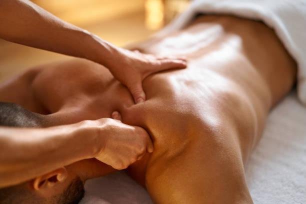 Associez yoga, méditation et soins ayurvédiques comme le Swedana pour une cure complète en Occitanie.