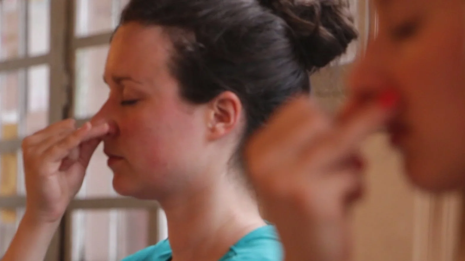 Pratique de yoga sur mesure Carcassonne Limoux : Photo capturant l’harmonie d’un cours particulier, avec un accompagnement bienveillant pour tous les niveaux à Limoux et Carcassonne. Cours particuliers à domicile.