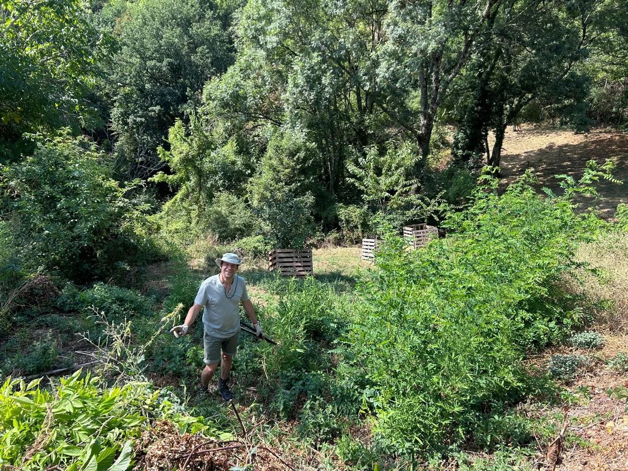 Accueil de bénévoles au Domaine de Maynard en Occitanie, dans un éco-lieu au cœur de la nature. Une expérience autour du jardinage, de la permaculture, de l’entretien de la ferme et de la vie collective, avec la possibilité de découvrir le yoga et la