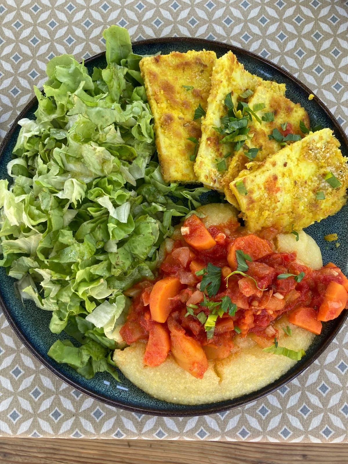 Épices, herbes fraîches et légumes de saison réunis pour une cuisine végétale inspirée de l’Ayurveda au Domaine de Maynard.