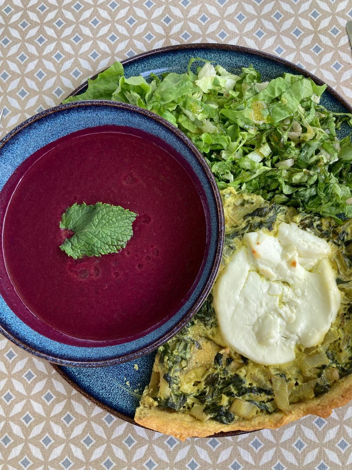 Cuisine de saison à base de produits locaux et végétaux préparée dans le cadre d’un stage de cuisine végétarienne en Occitanie.
