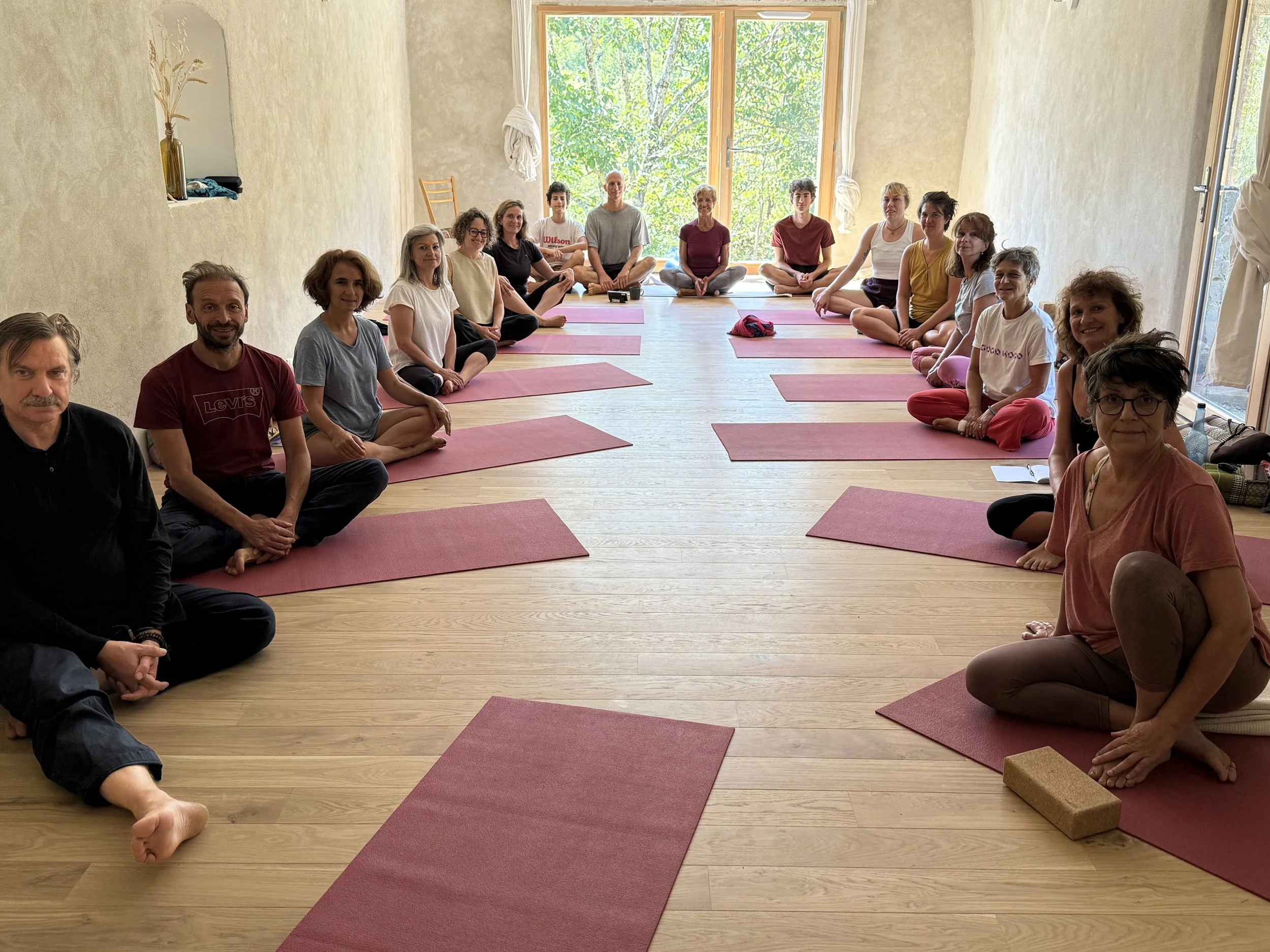 Retraite yoga avec Bernadette de Gasquet au Domaine de Maynard, en pleine nature dans l’Aude, en Occitanie. Un séjour dédié au mouvement, au souffle et à la conscience du corps, dans un cadre écologique préservé au cœur de la Haute Vallée de l’Aude.