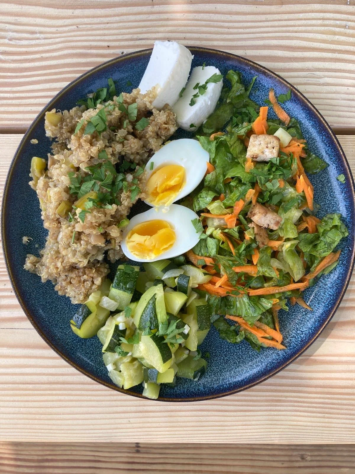Préparation collective d’une cuisine végétarienne simple et naturelle pendant un atelier de cuisine au Domaine de Maynard dans l’Aude.