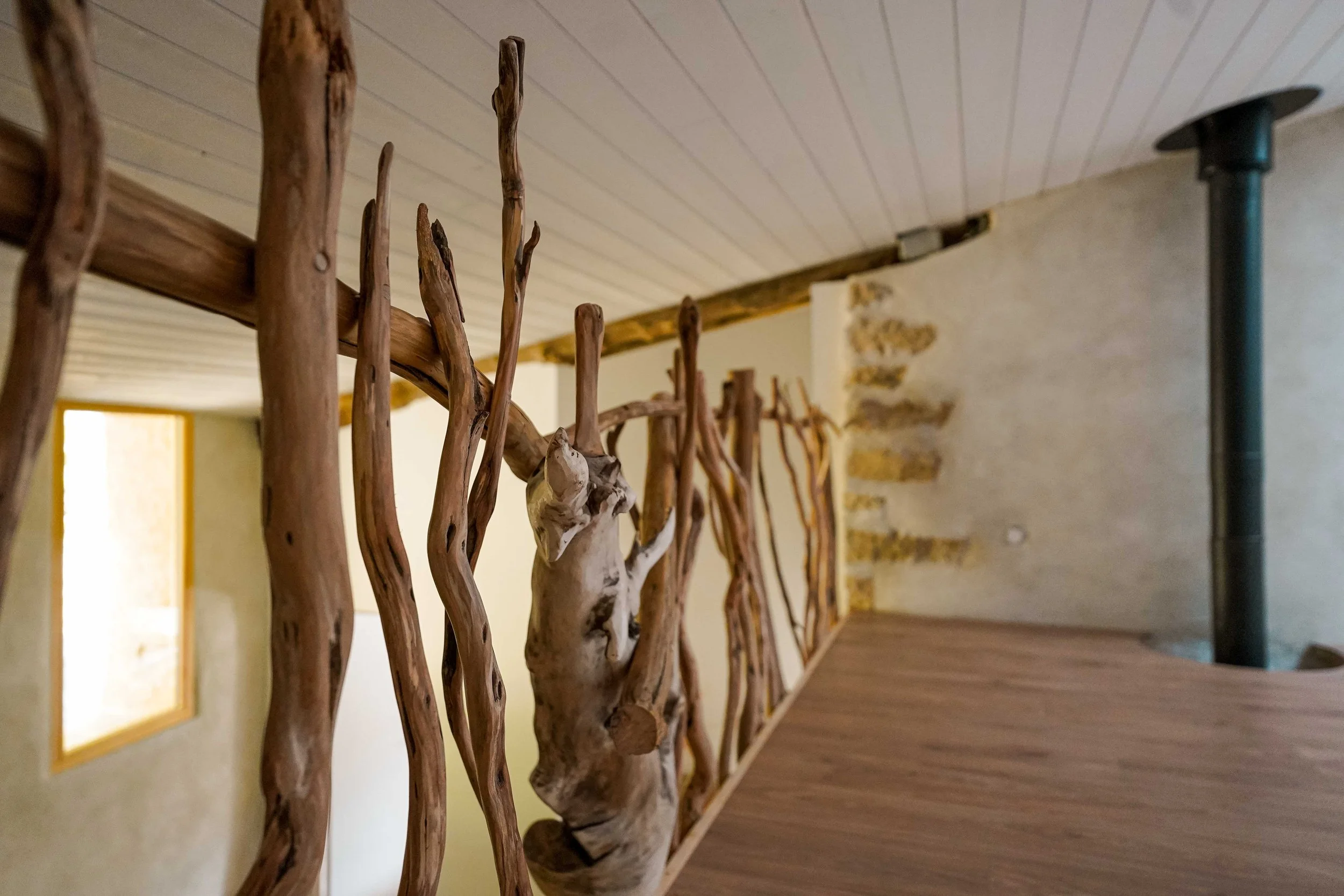 Location de lieu pour retraite bien-être en Occitanie — Groupe pratiquant le yoga ou la méditation dans un cadre naturel préservé, entouré de forêts et de collines, à proximité de Toulouse, Montpellier et Perpignan.