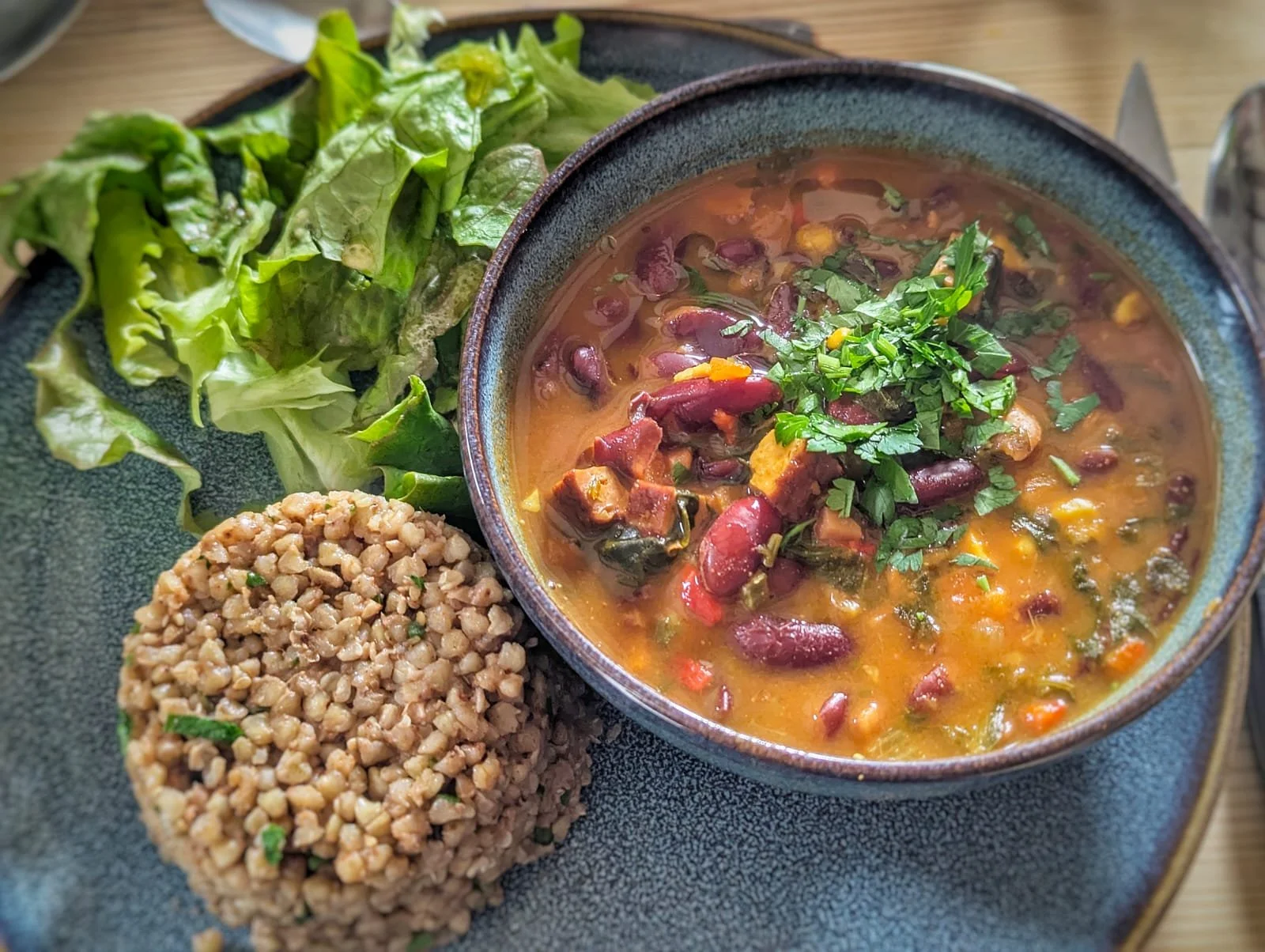 Préparation d’un repas végétarien avec des légumes frais, herbes aromatiques et épices dans le cadre d’un atelier cuisine en Occitanie.