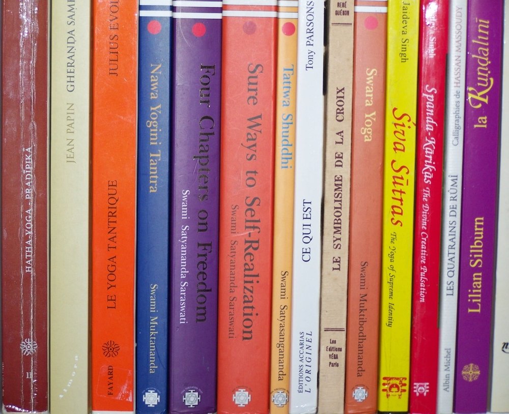 Étagères de livres de yoga, philosophie et spiritualité, photo illustrant l’art de ne pas savoir, liée aux retraites, stages et formations de yoga en Aude Occitanie, proche Toulouse et Montpellier.