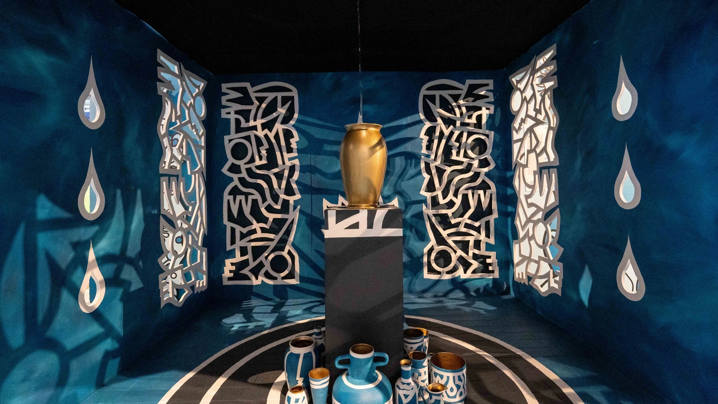 Intervention scénographique et artistique imaginée par Bleg, dialogue entre peinture et espace