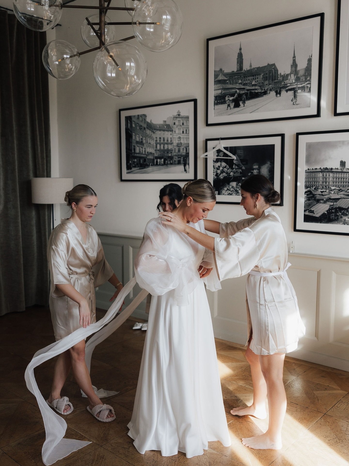 Impressions &aacute; la &ldquo;Before She Says &lsquo;I Do&rsquo;&rdquo;
H&amp;M by the one and only @jackie.asaro 
.
.
.
#gettingready #fotografinm&uuml;nchen #munichwedding