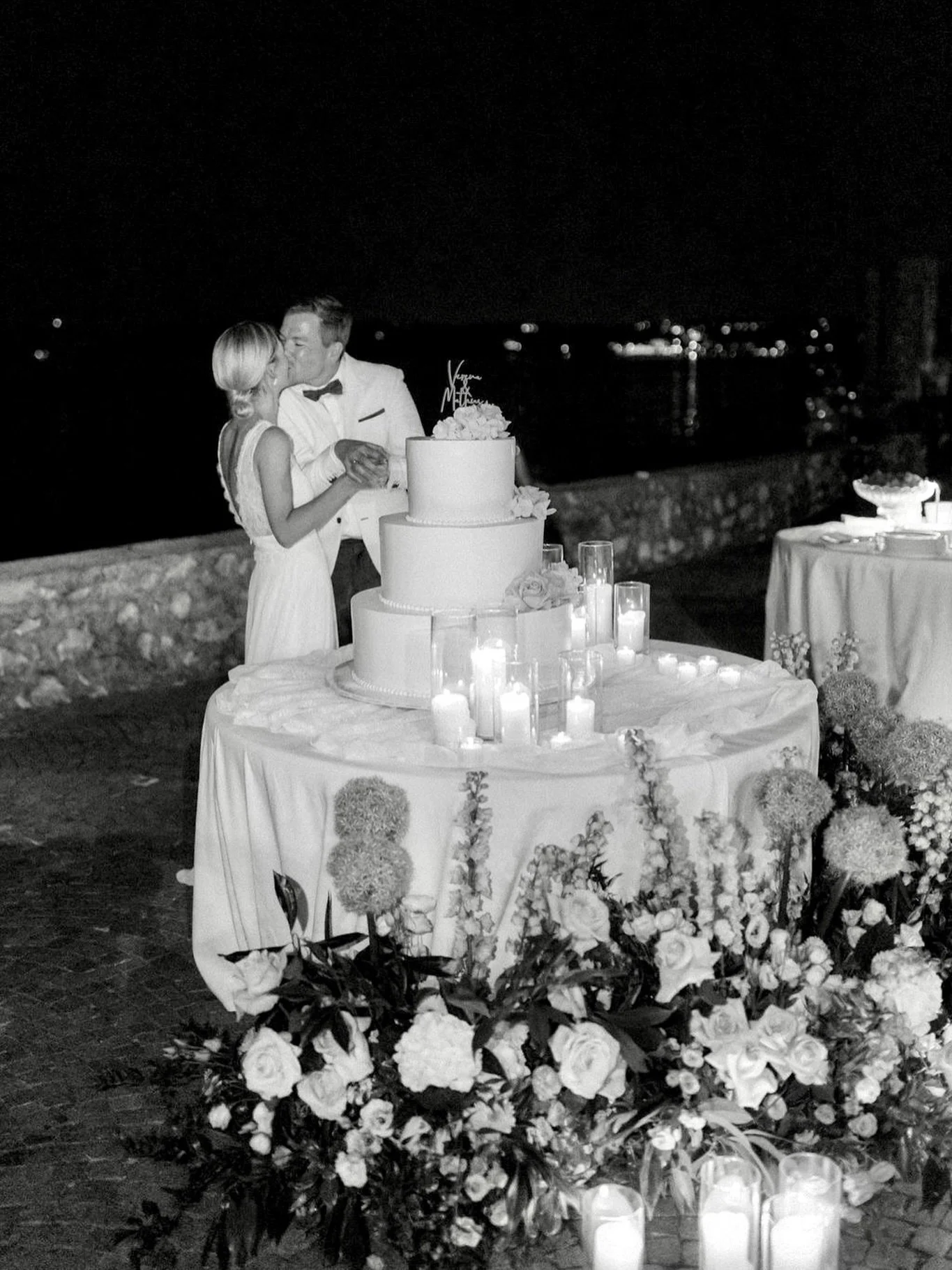 A little throwback to a wonderful wedding in Italy. 
.
.
.
#lagodigardawedding #cakecutting #hochzeitsfotografie